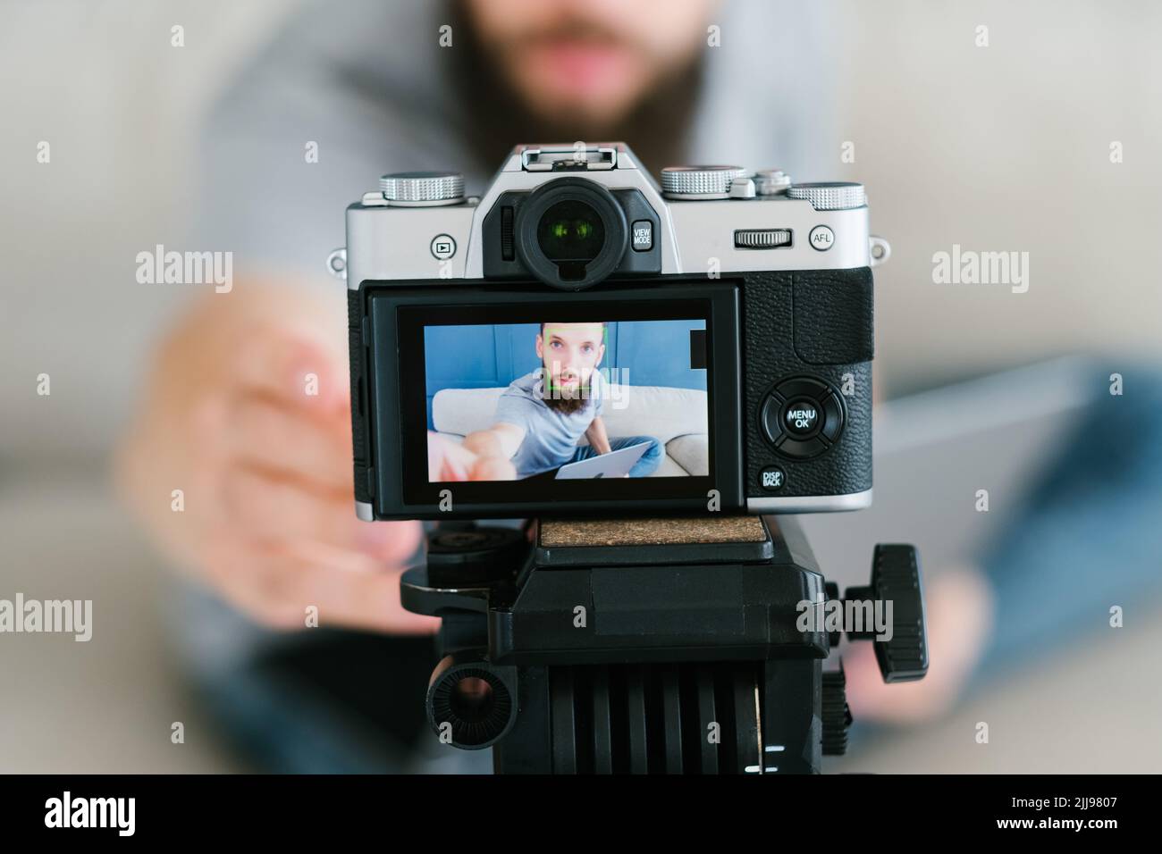 macchina fotografica per video contenuti da uomo freelance vlog Foto Stock