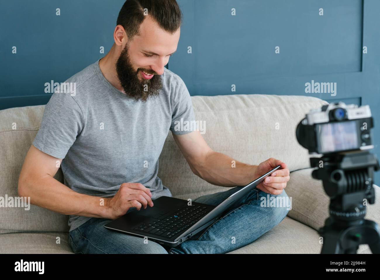 creazione di contenuti blogging sparare video man fotocamera Foto Stock