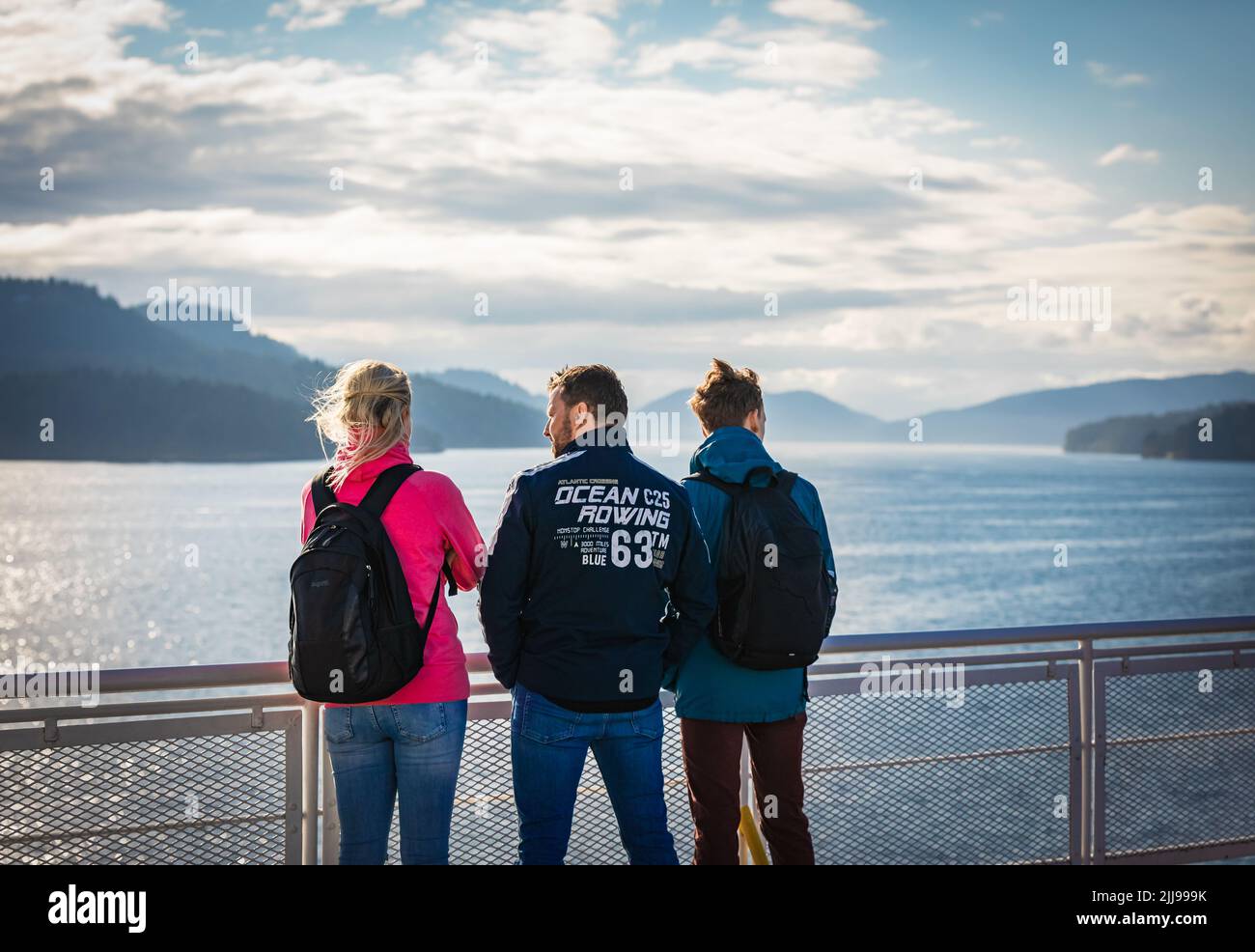 Persone su un traghetto che guarda in lontananza. Passeggeri in nave da escursione o traghetto in vacanza viaggio in barca nel turismo, concetto di viaggio vacanza. Copia spac Foto Stock