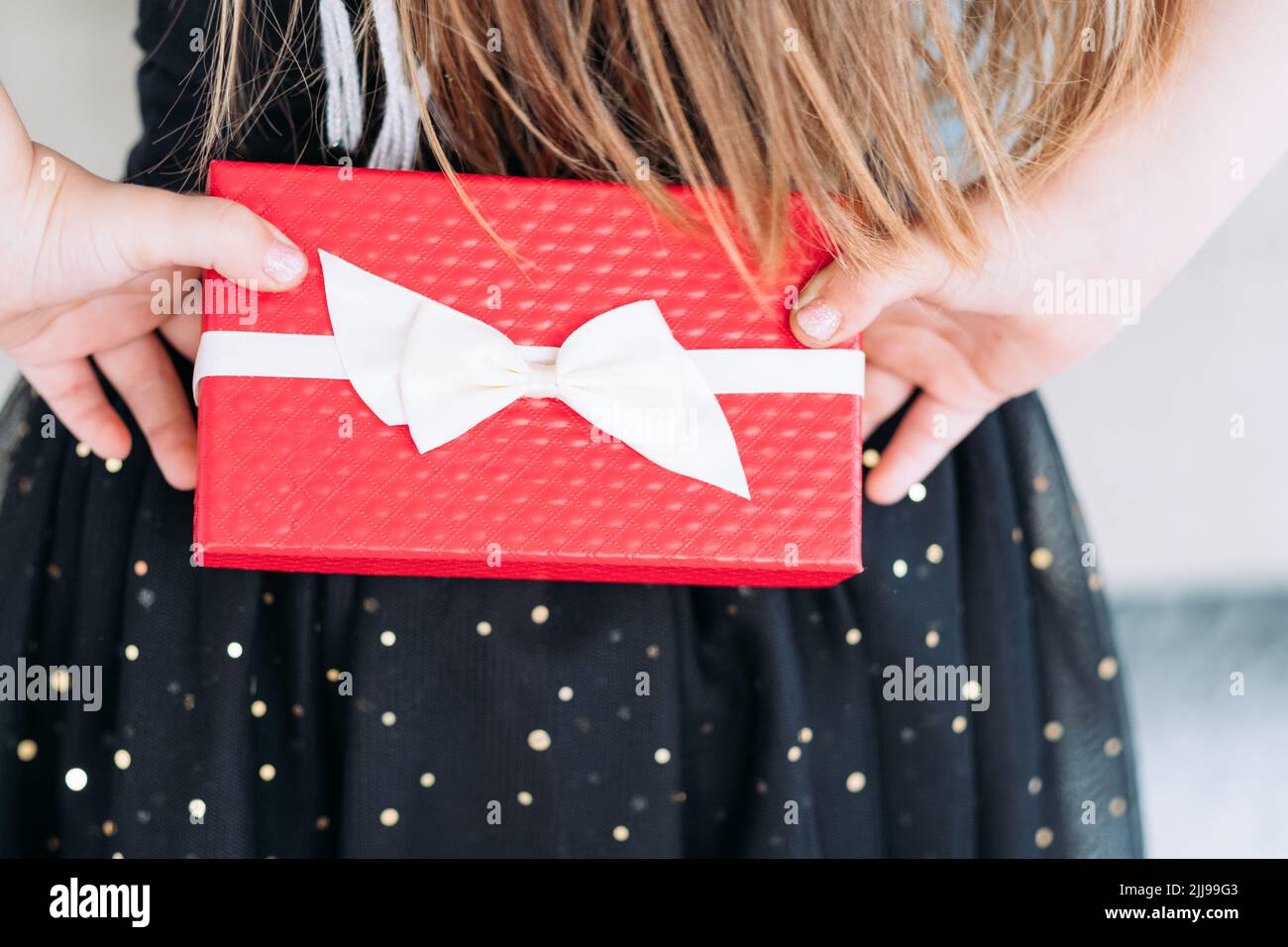 sorpresa regalo rosso scatola ricompensa bambino genitore Foto Stock