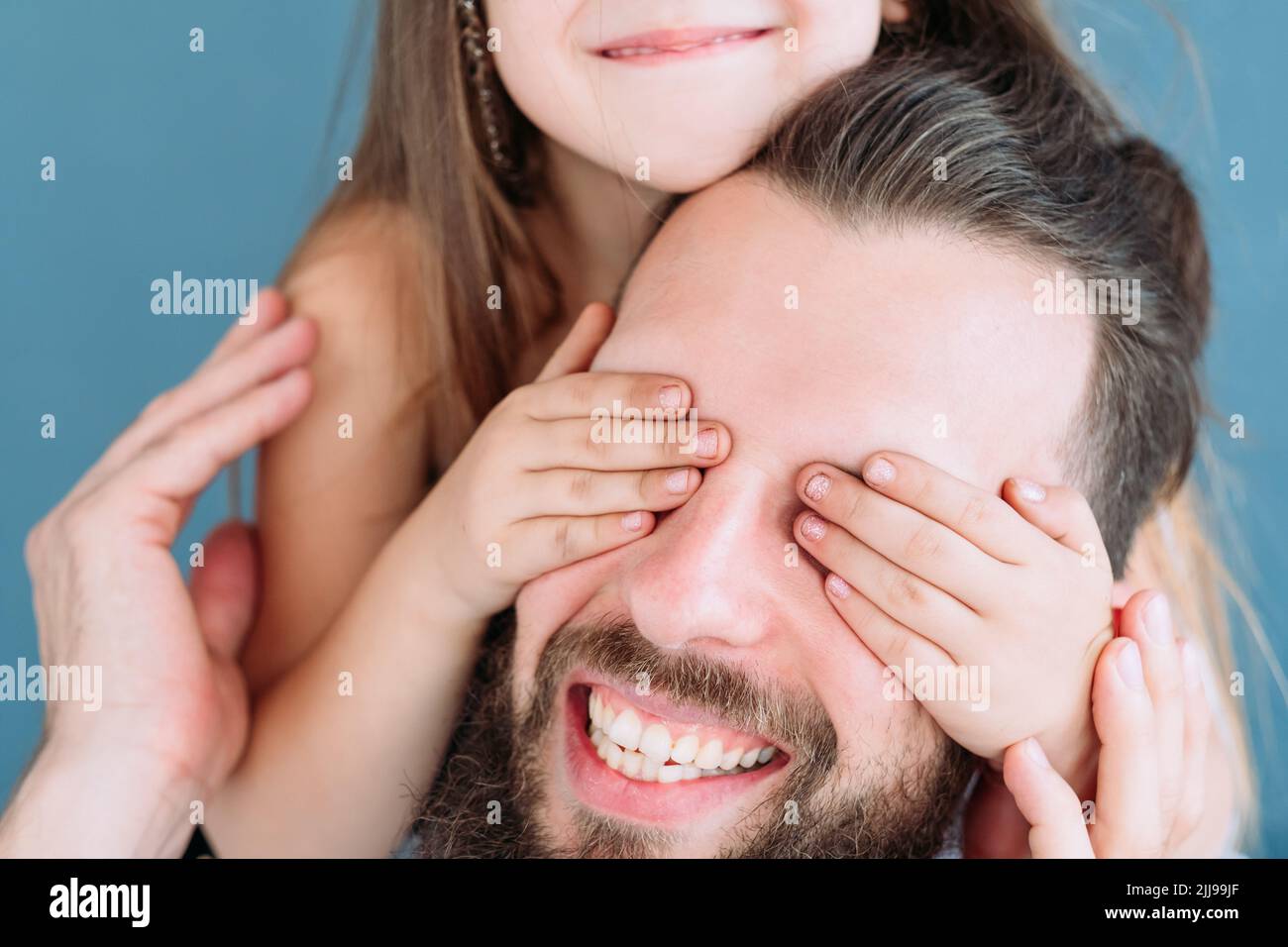 delizia divertimento ragazza coprire papà occhi divertimento tempo libero Foto Stock
