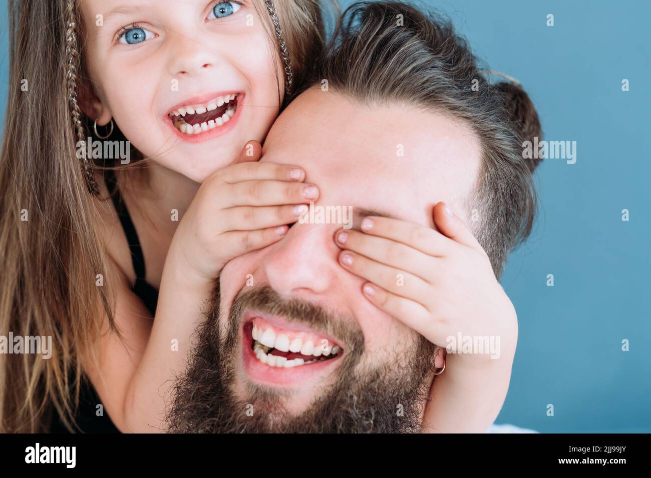 sorpresa divertimento ridere famiglia tempo libero ragazza coprire occhi Foto Stock