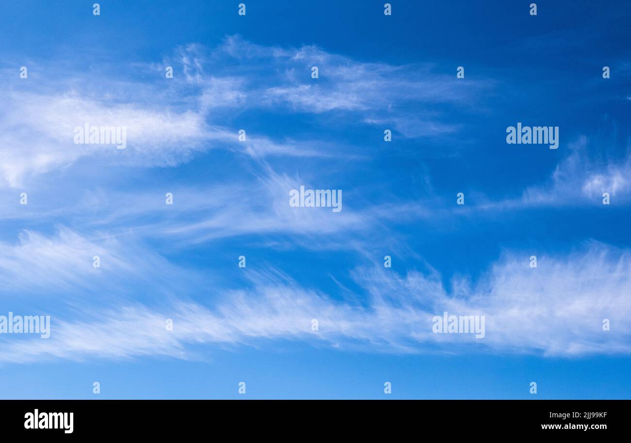 Alta quota cirrus nuvole in un cielo blu - Grecia settentrionale Foto Stock