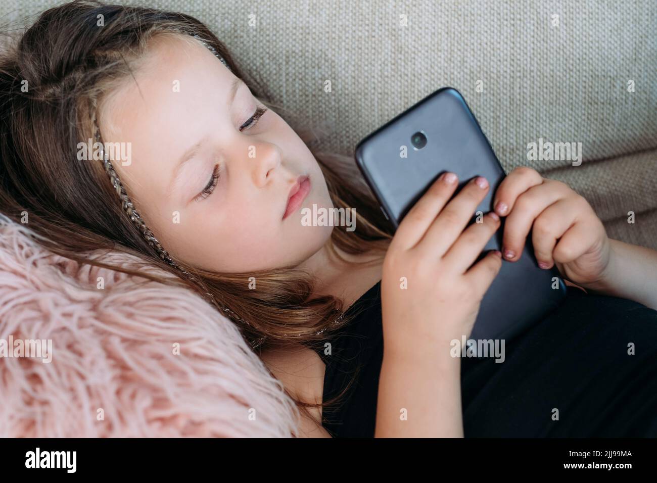 bambino inattivo tempo libero ragazza navigazione cellulare Foto Stock