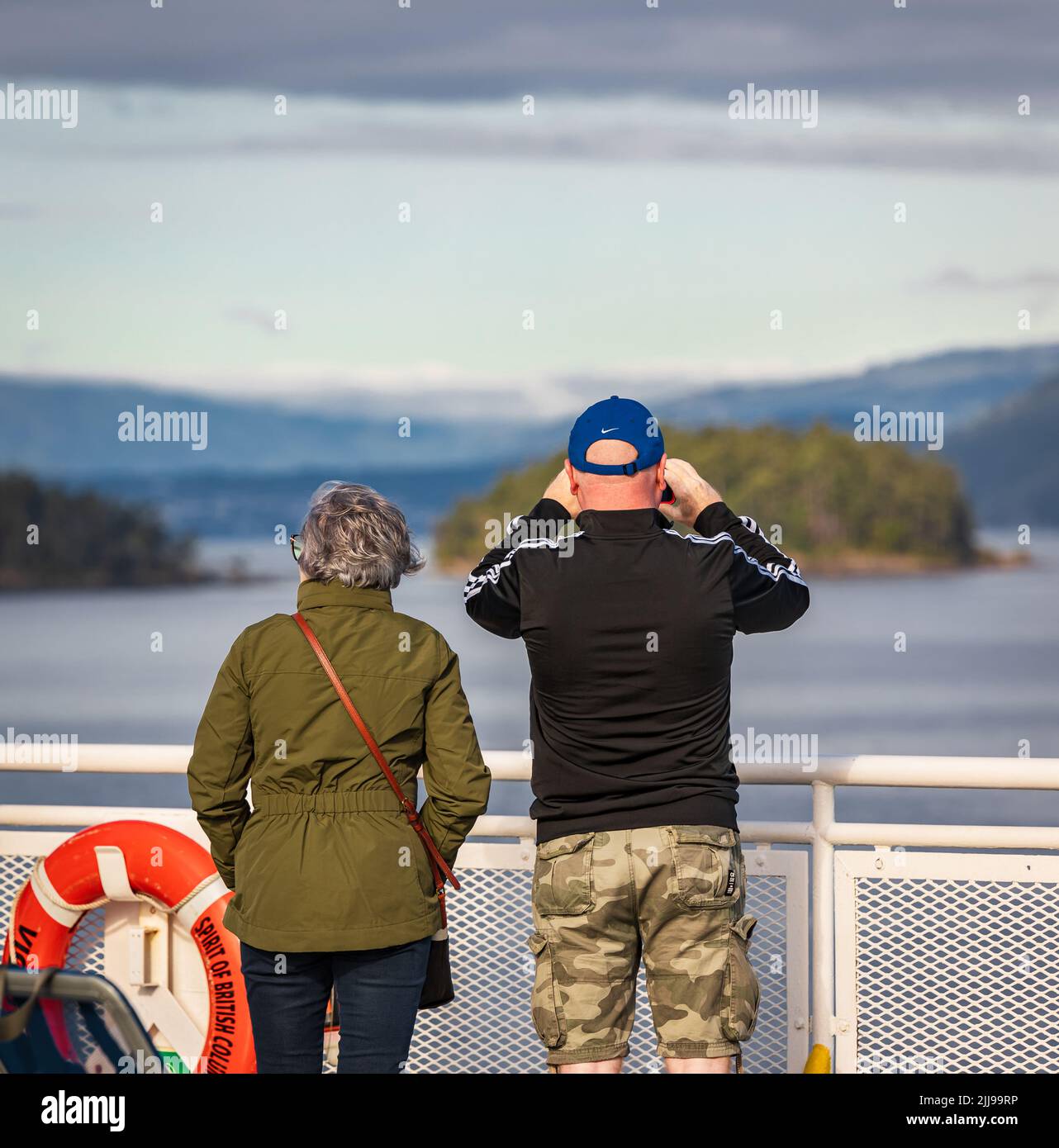 Persone su un traghetto che guarda in lontananza. Passeggeri in nave da escursione o traghetto in vacanza viaggio in barca nel turismo, concetto di viaggio vacanza. Copia spac Foto Stock