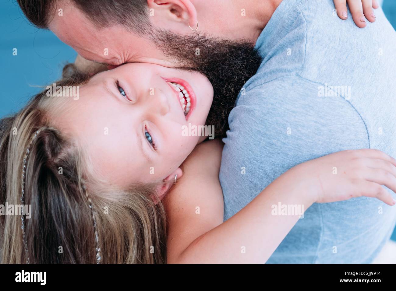 divertimento famiglia tempo libero papà amore godimento legame genitore Foto Stock