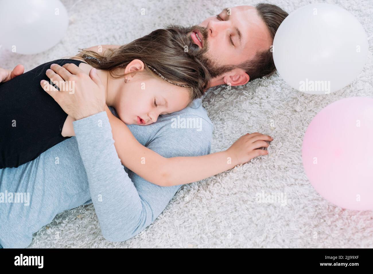 parenting figlia stanca del padre addormentata abbraccio amore Foto Stock