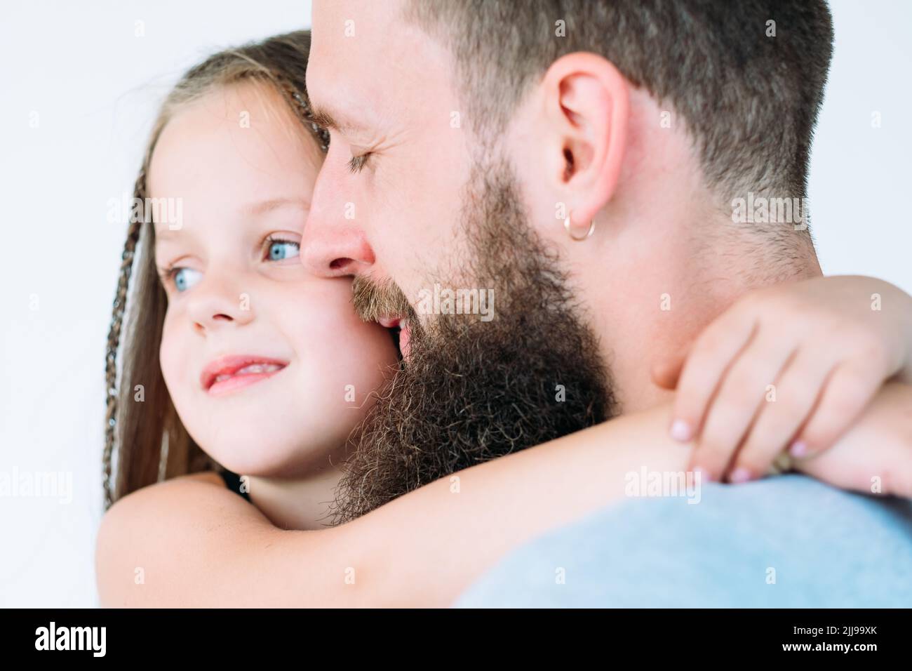 paternità legame amore felice famiglia abbraccio bambina Foto Stock