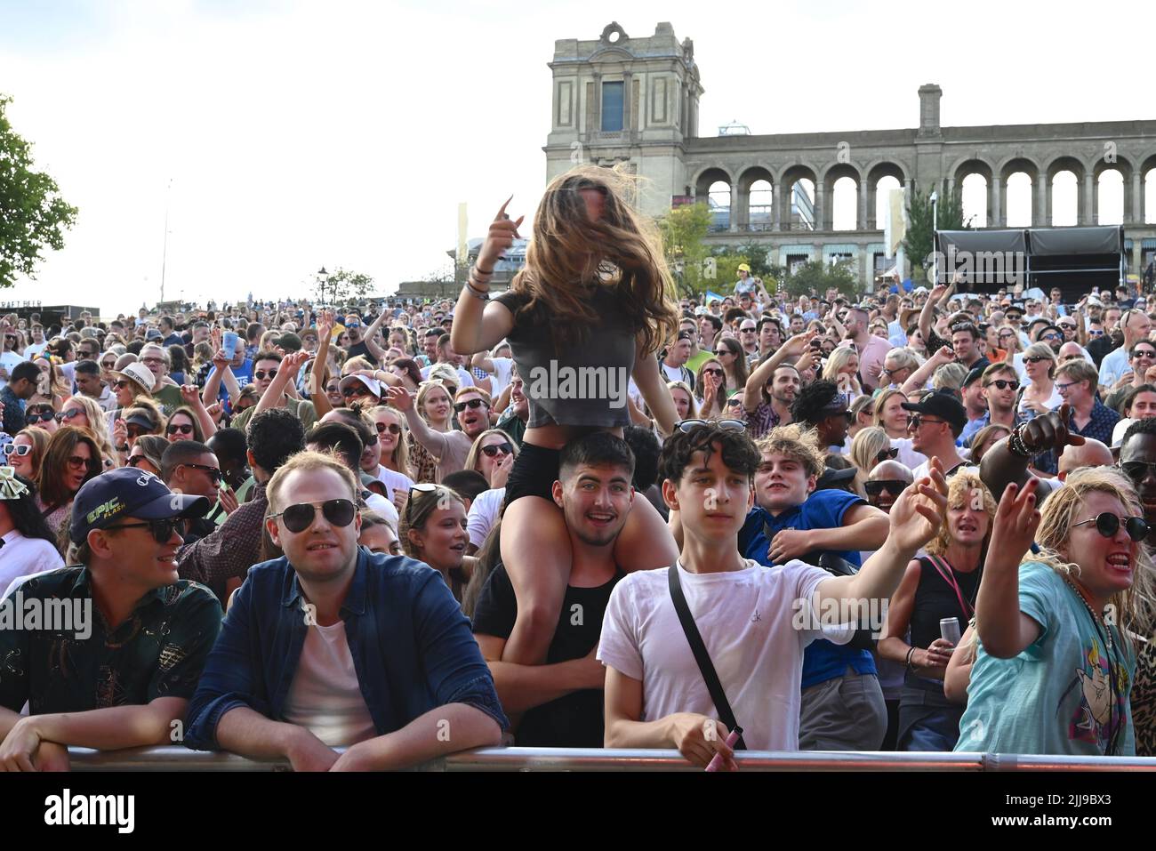 Ieri, il Kaleidoscope Festival di Alexandra Palace ha festeggiato il suo terzo anno con una serie di brani tra cui Orbital, Happy Monday, Charlotte Church’s Late Night Pop Dungeon, David Rodigan MBE e i Magic Numbers e DJ set di Crazy P Soundsystem, Craig Charles, DJ Yoda, Zero 7, PBR Streetgang. La commedia ha visto la partecipazione di Dom Joly, Jessica Fostekew, ed Byrne, Huge Davies e Sindhu Vee. Con uno sfondo che ti permette di ammirare ampie vedute di tutta la città, ettari di parco da esplorare e accesso ad alcuni degli angoli nascosti dell'iconico Palazzo. Foto Stock