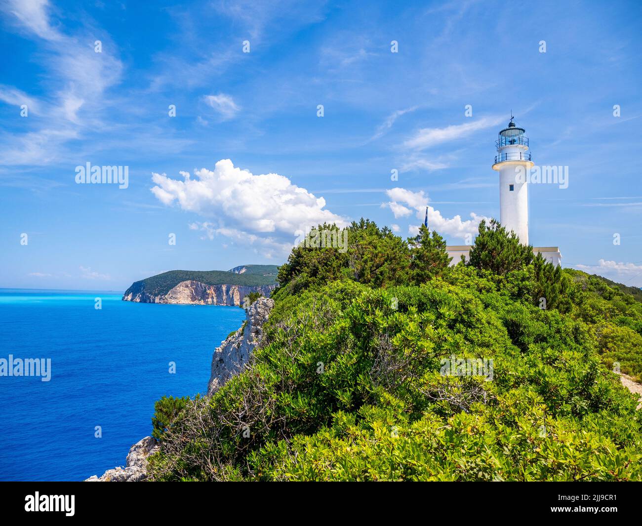 Il faro a Capo Lefkatas o Doukato = sito del Tempio di Apollo le cui pietre sono state liberate per costruire la struttura - Lefkada Grecia Foto Stock