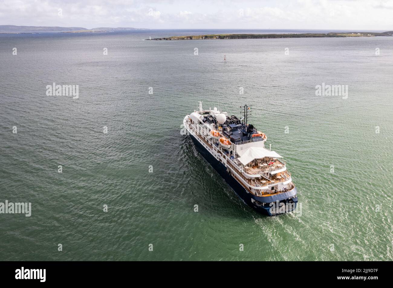 Schull, West Cork, Irlanda. 24th luglio 2022. Spedizione nave 'Island Sky' chiamato a Schull in West Cork la sera scorsa. Questa sera ha navigato alle 5,30 in direzione delle Isole Scilly, con 112 passeggeri e 70 equipaggi a bordo. Credit: AG News/Alamy Live News Foto Stock