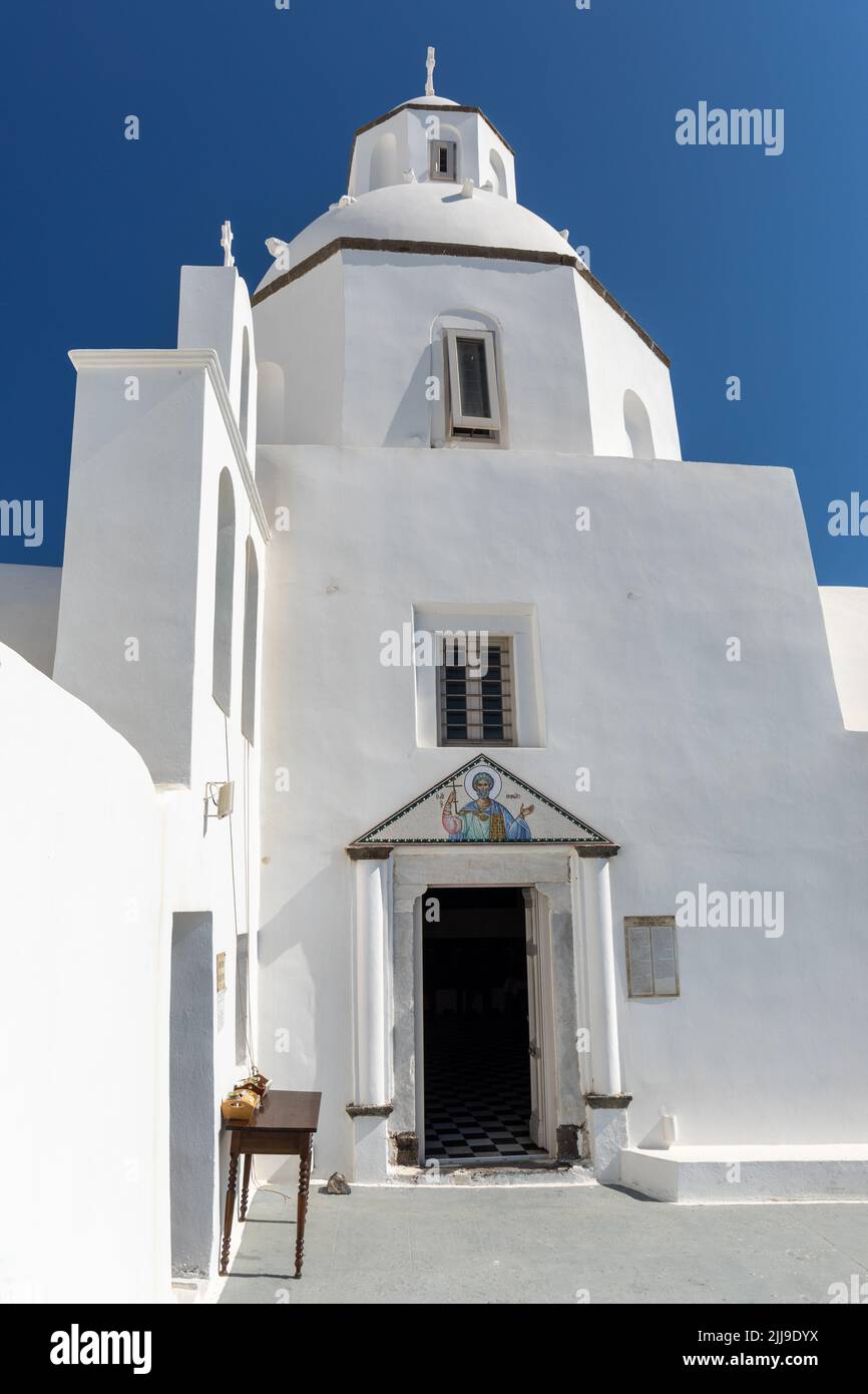 Ingresso alla Chiesa di San Minas a Fira / Thira. Una chiesa greca ortodossa Santorini, isole Cicladi, Grecia, Europa Foto Stock