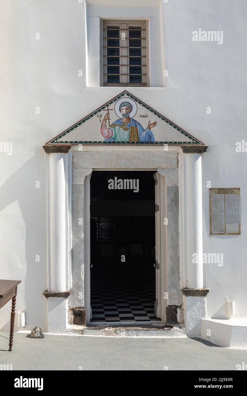 Porta alla Chiesa di San Minas a Fira / Thira. Una chiesa greca ortodossa Santorini, isole Cicladi, Grecia, Europa Foto Stock