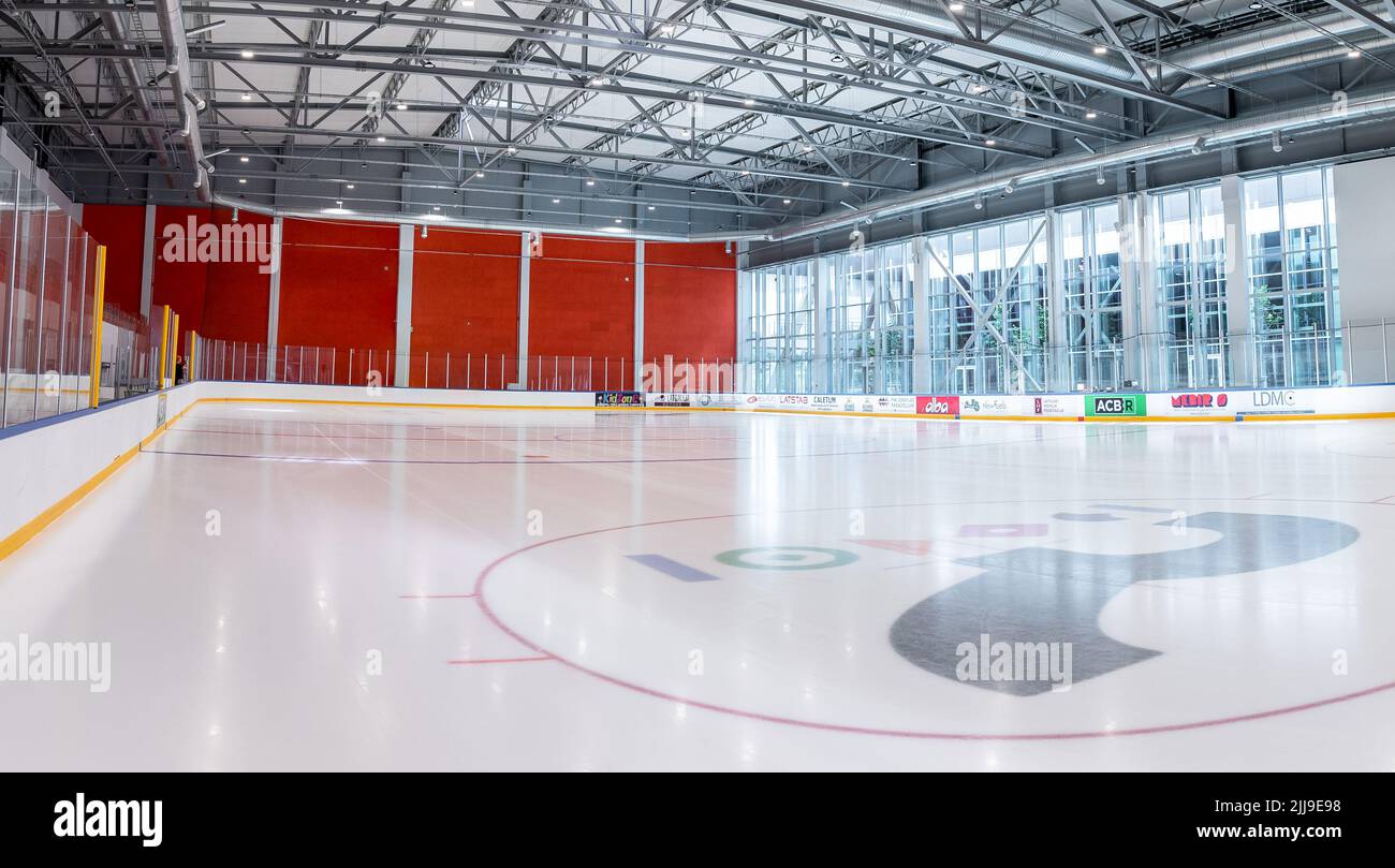 Pista di hockey vuota, campo sportivo, ghiaccio e luce Foto Stock