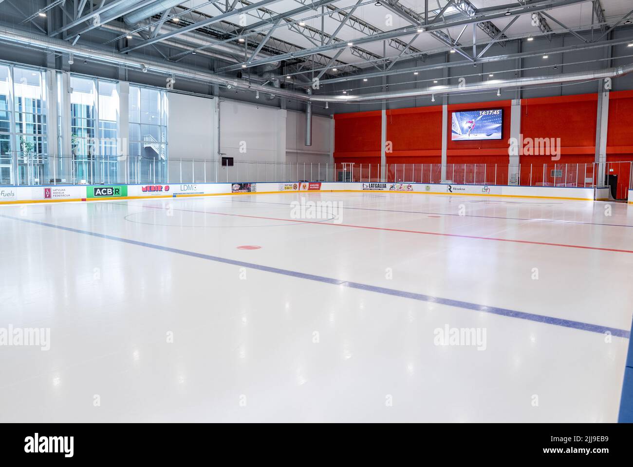 Pista di hockey vuota, campo sportivo, ghiaccio e luce Foto Stock