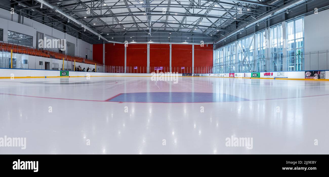 Pista di hockey vuota, campo sportivo, ghiaccio e luce Foto Stock