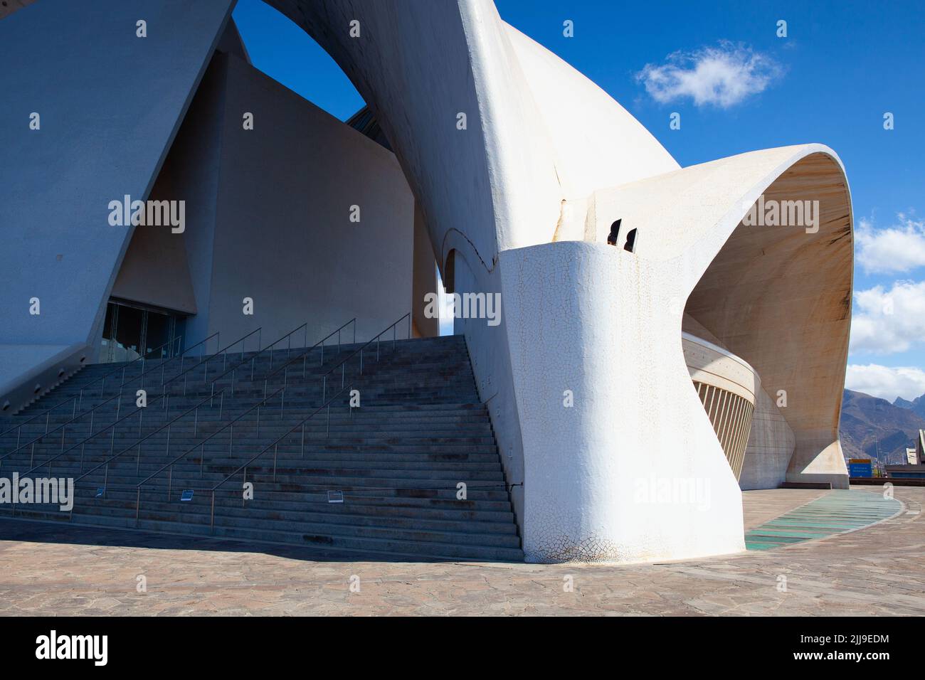 Santa Cruz de Tenerife, Spagna - 22 giugno 2021: Dettaglio auditorium de Tenerife. Edificio iconico progettato dal famoso architetto spagnolo SA Foto Stock