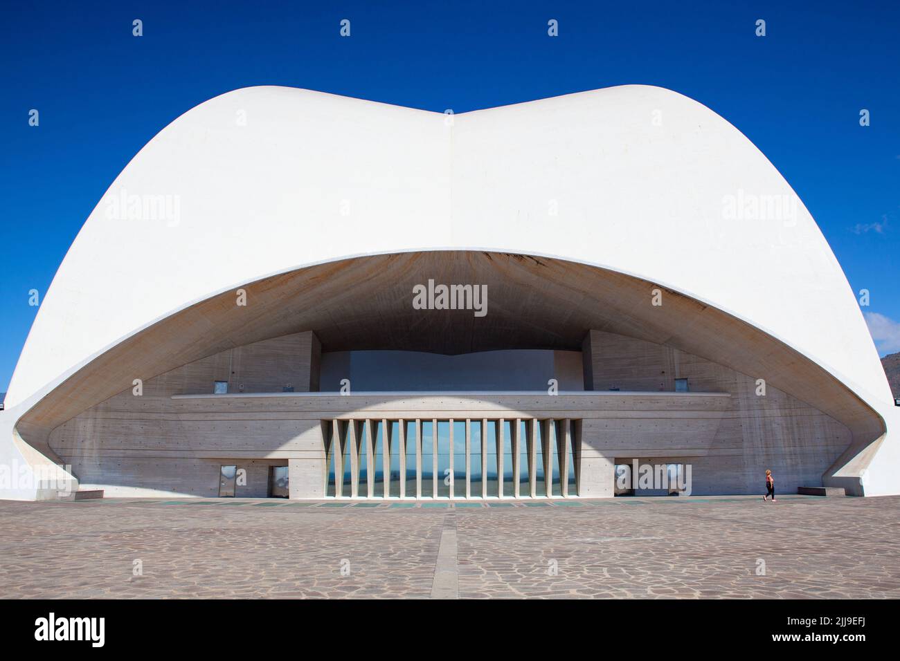 Santa Cruz de Tenerife, Spagna - 22 giugno 2021: Dettaglio auditorium de Tenerife. Edificio iconico progettato dal famoso architetto spagnolo SA Foto Stock
