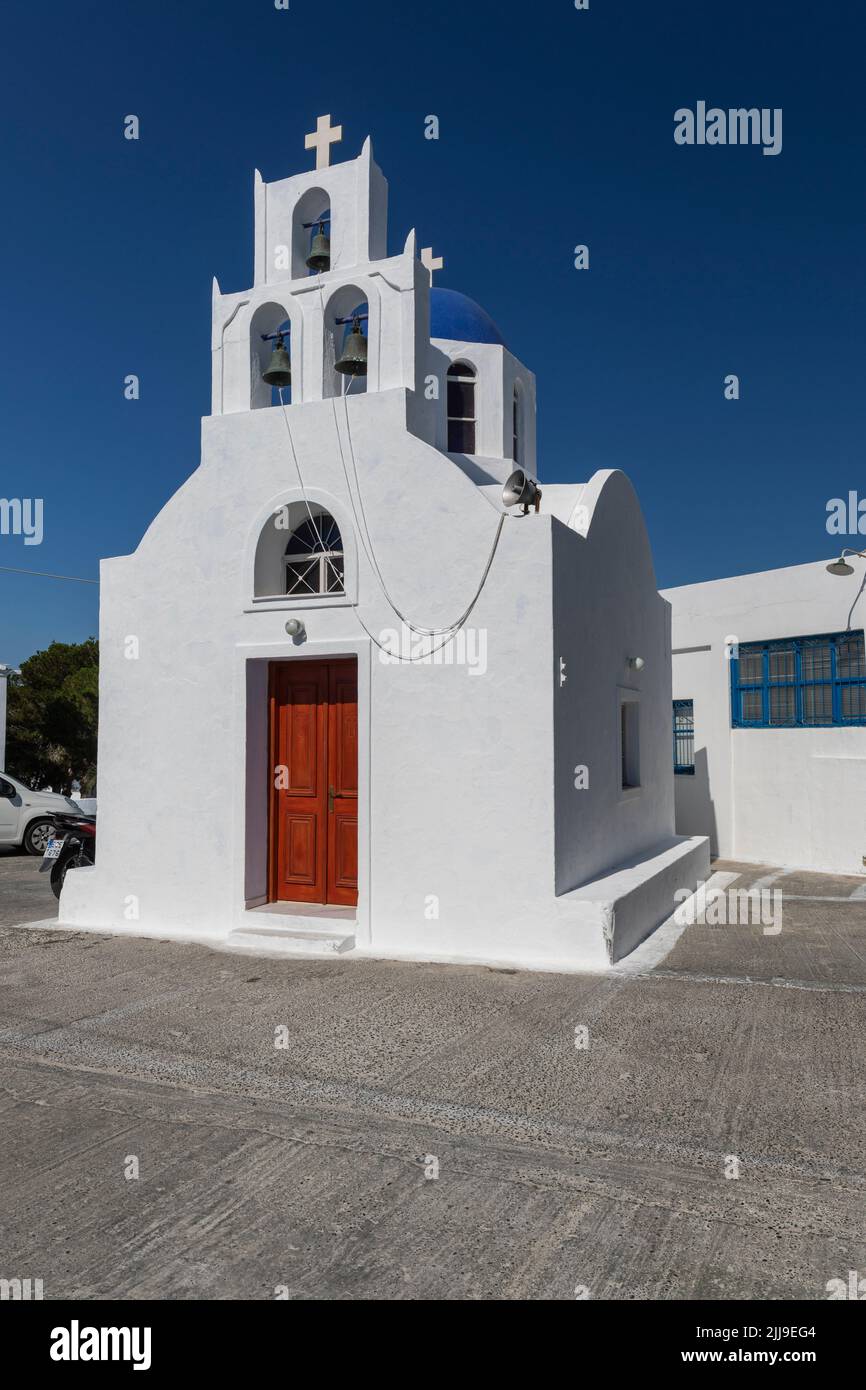 Chiesa molto piccola nella città di Fira vicino al Parco, Thira, Santorini, Cyclades isola, Grecia, Europa Foto Stock