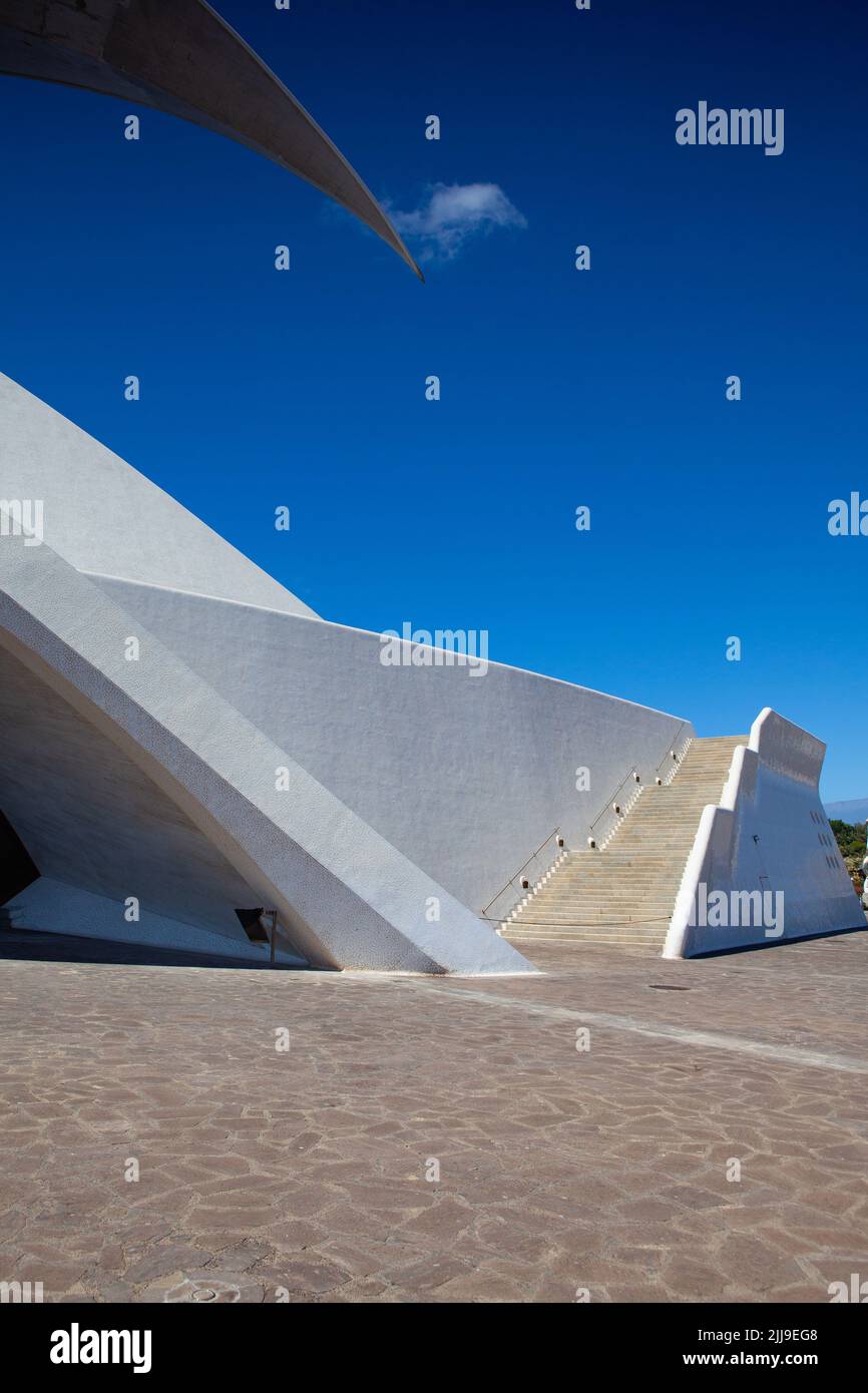 Santa Cruz de Tenerife, Spagna - 22 giugno 2021: Dettaglio auditorium de Tenerife. Edificio iconico progettato dal famoso architetto spagnolo SA Foto Stock