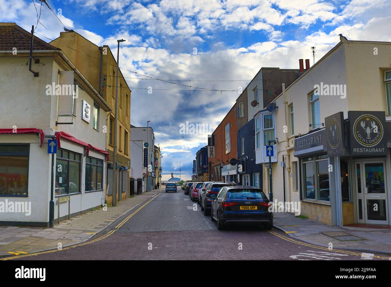 Vista sulla strada a Weston-super-Mare al tramonto - una città sul mare nel Somerset del Nord, Inghilterra. Foto Stock