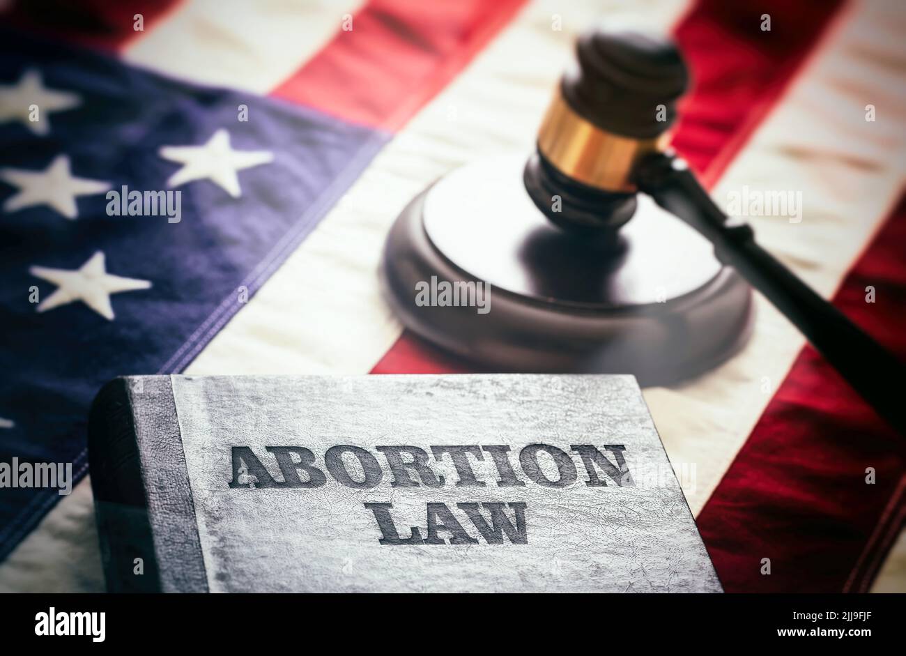 Legge sull'aborto in USA concetto. Divieto di interruzione della gravidanza. Giudice Gavel e legge sull'aborto libro sulla bandiera degli Stati Uniti, vista ravvicinata Foto Stock