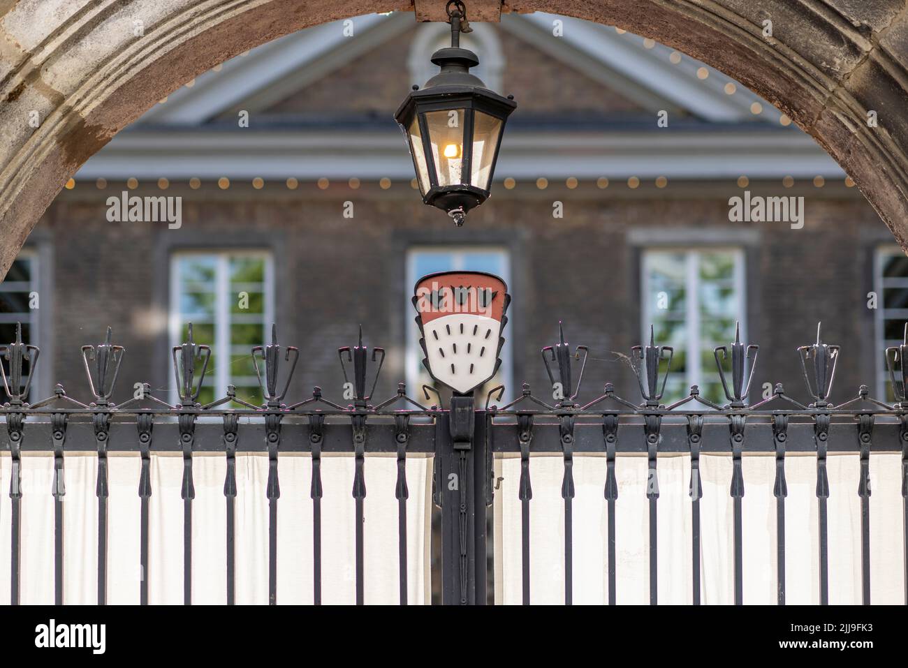 Coats of Arms di Colonia sopra un cancello chiuso Foto Stock