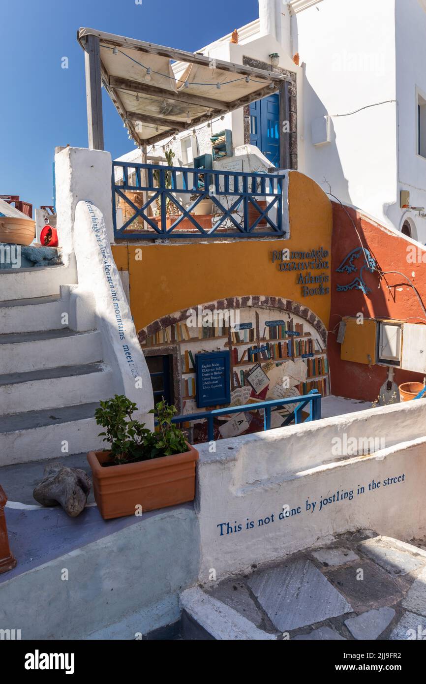 Landmark Atlantis Books un coloratissimo e famoso negozio di libri nel villaggio di Oia, Santorini, Isole Cicladi, Grecia, Europa Foto Stock