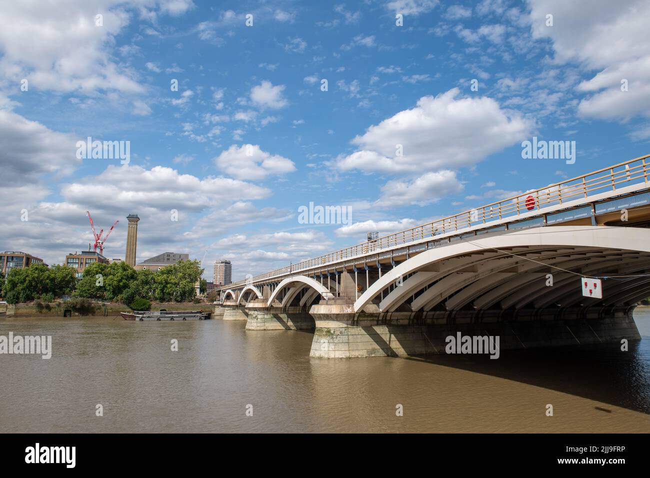 Grosvenor Bridge o stazione ferroviaria Victoria ponte sul fiume Tamigi e di avvicinamento alla stazione di Victoria, London, Regno Unito Foto Stock