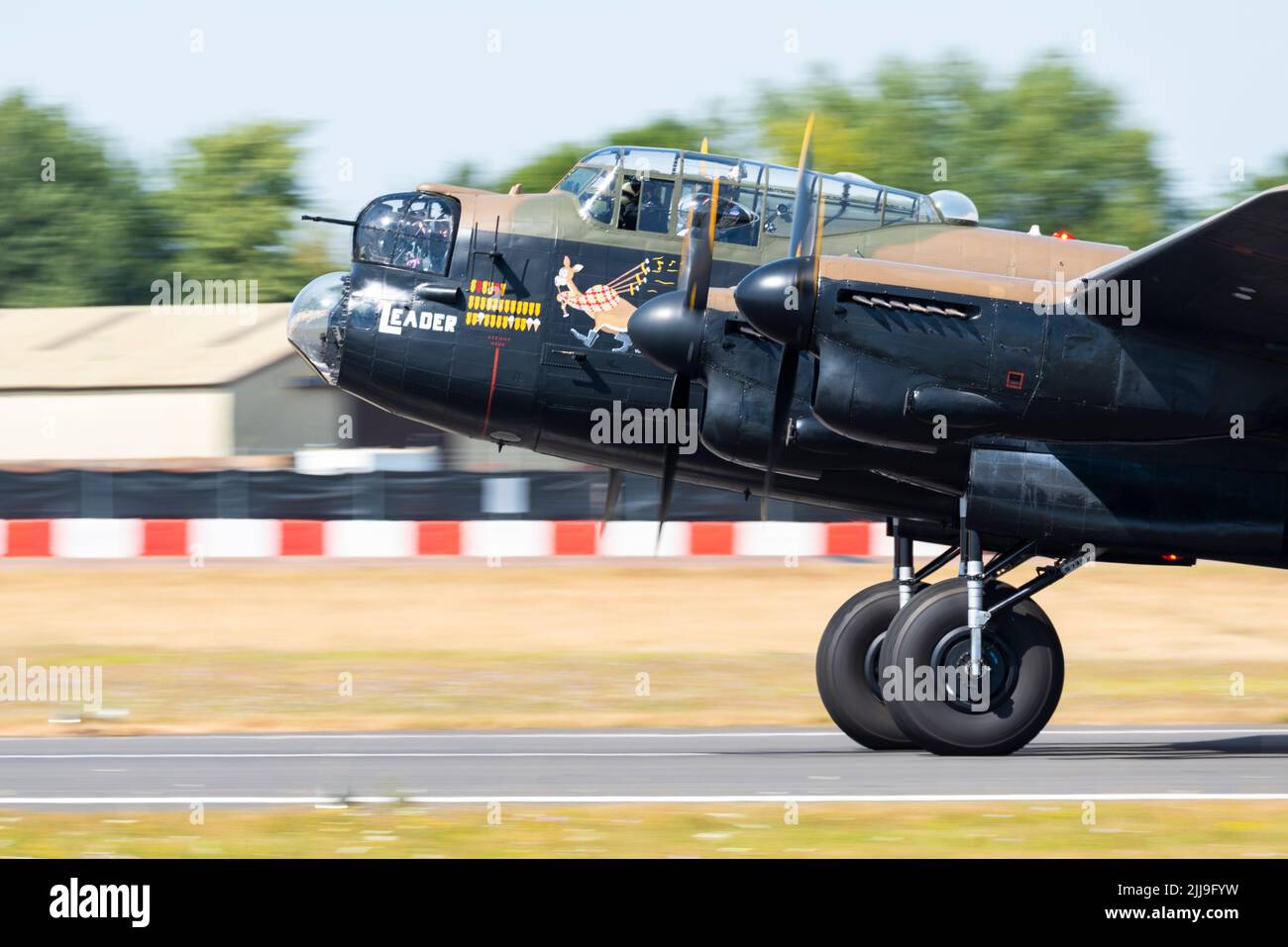 RAF Battaglia di Gran Bretagna Memorial Flight Avro Lancaster bombardiere al Royal International Air Tattoo Airshow, RAF Fairford, Gloucestershire, Regno Unito. Pista Foto Stock