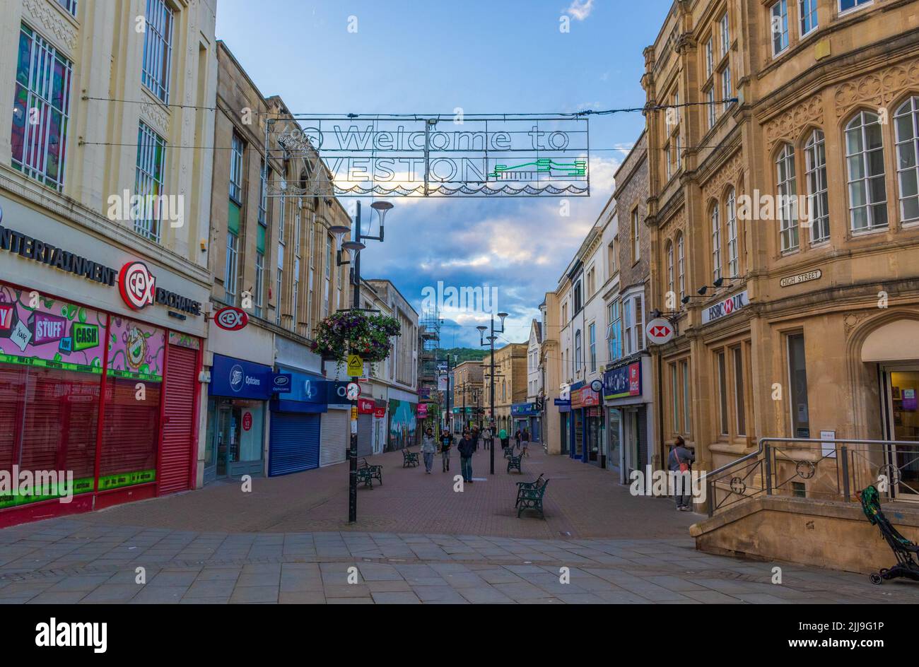 Vista sulla strada a Weston-super-Mare al tramonto - una città sul mare nel Somerset del Nord, Inghilterra. Foto Stock