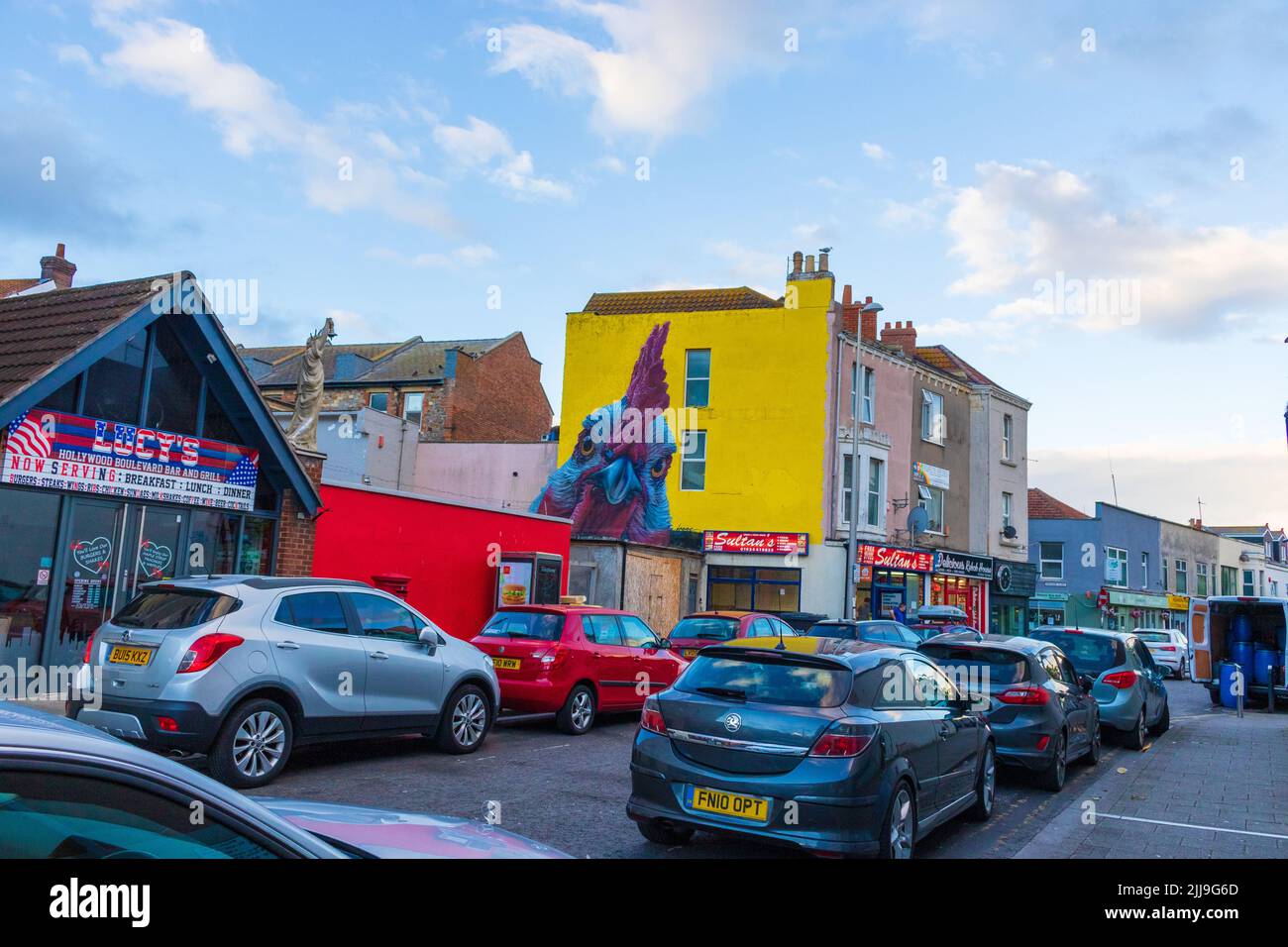 Vista sulla strada a Weston-super-Mare al tramonto - una città sul mare nel Somerset del Nord, Inghilterra. Foto Stock