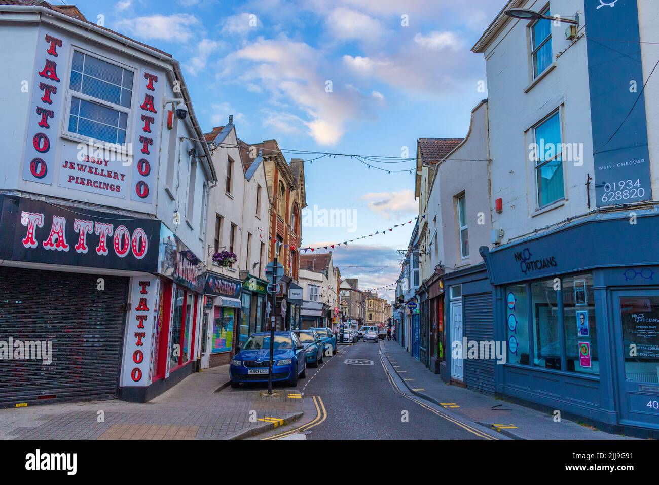 Vista sulla strada a Weston-super-Mare al tramonto - una città sul mare nel Somerset del Nord, Inghilterra. Foto Stock