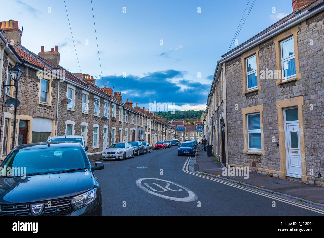 Vista sulla strada a Weston-super-Mare al tramonto - una città sul mare nel Somerset del Nord, Inghilterra. Foto Stock