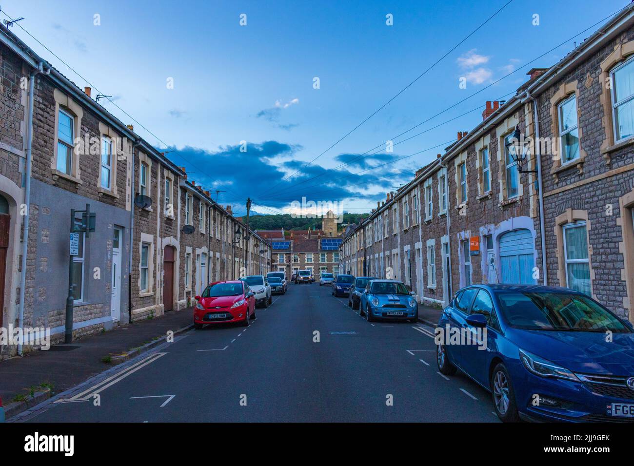 Vista sulla strada a Weston-super-Mare al tramonto - una città sul mare nel Somerset del Nord, Inghilterra. Foto Stock