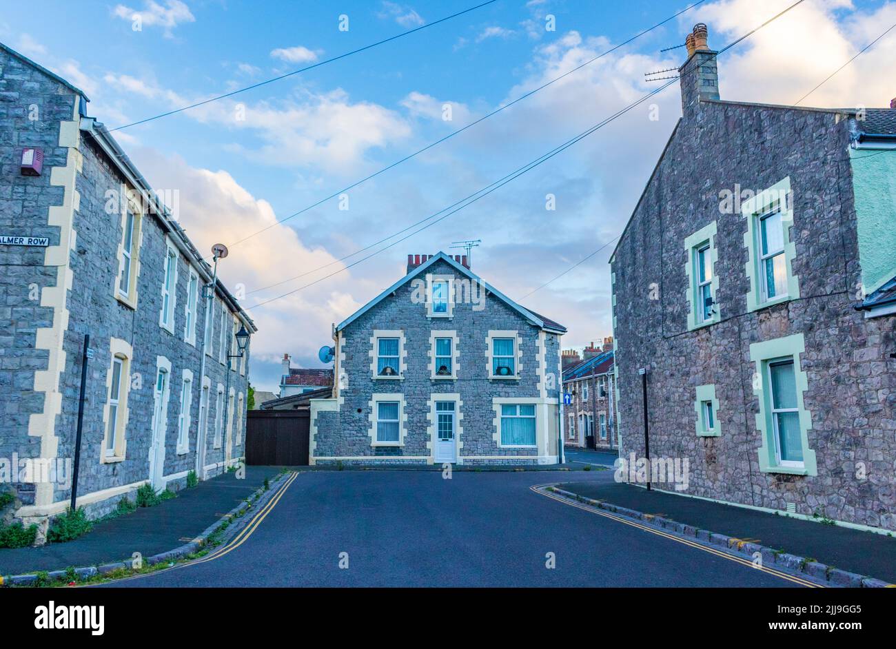 Vista sulla strada a Weston-super-Mare al tramonto - una città sul mare nel Somerset del Nord, Inghilterra. Foto Stock