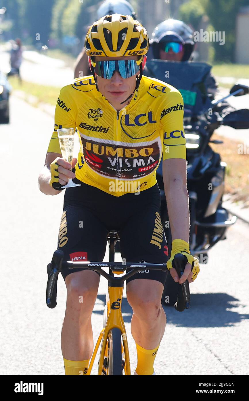 Parigi, Francia, 24/07/2022, Yellow Jersey, Jonas VINGEGAARD, Jumbo-Visma festeggia durante la fase 21 del Tour De France, Lacapelle-Marival a Rocamadour, sabato 24th luglio 2022 credito: Pool/Godingimages/Alamay Live News Foto Stock