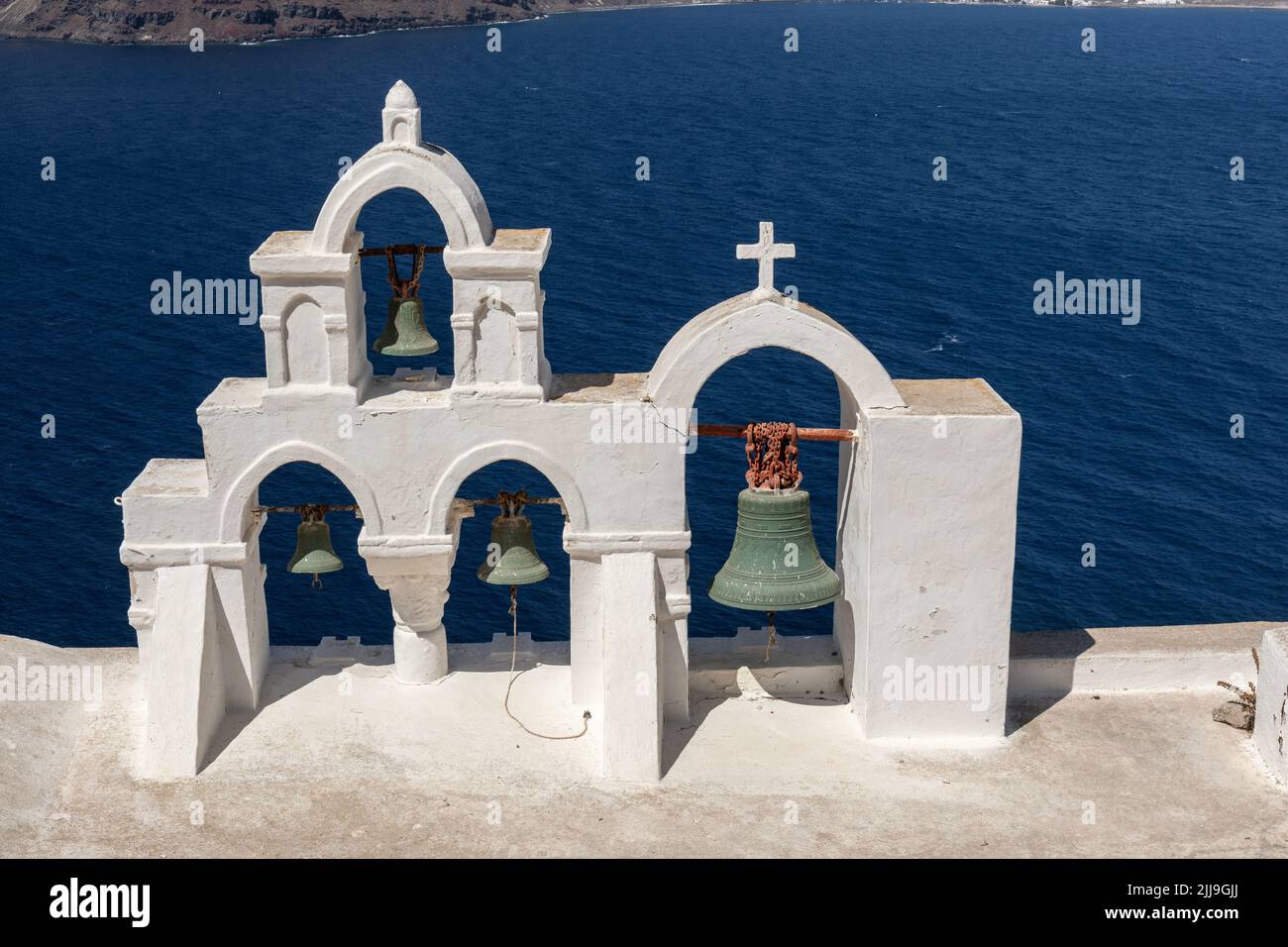 Le 4 campane verdi di Santa Ekaterini Oia Santa Chiesa Ortodossa contro il blu del Mar Egeo, Oia, Santorini, Cicladi, Grecia, Europa Foto Stock