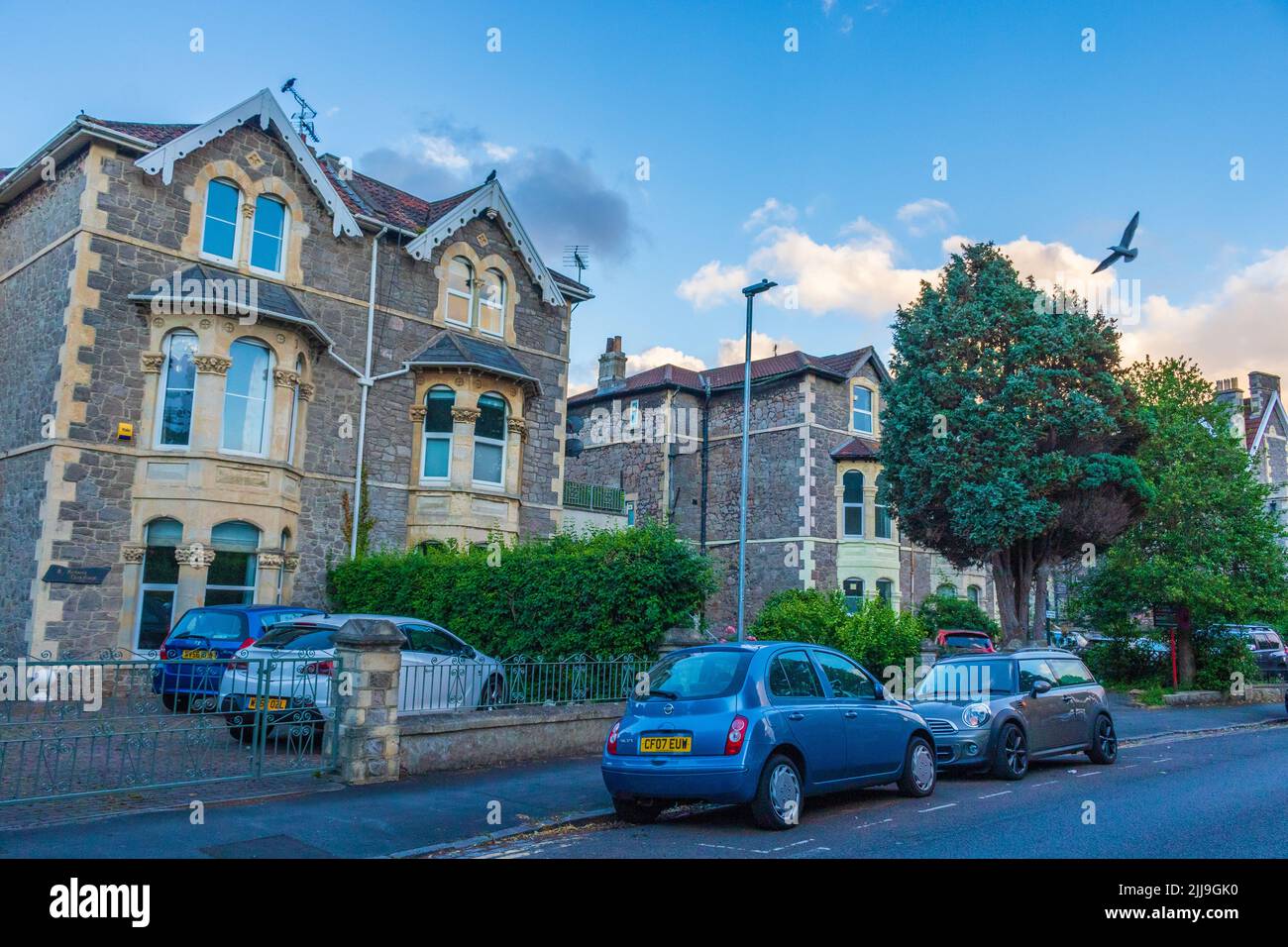Vista sulla strada a Weston-super-Mare al tramonto - una città sul mare nel Somerset del Nord, Inghilterra. Foto Stock