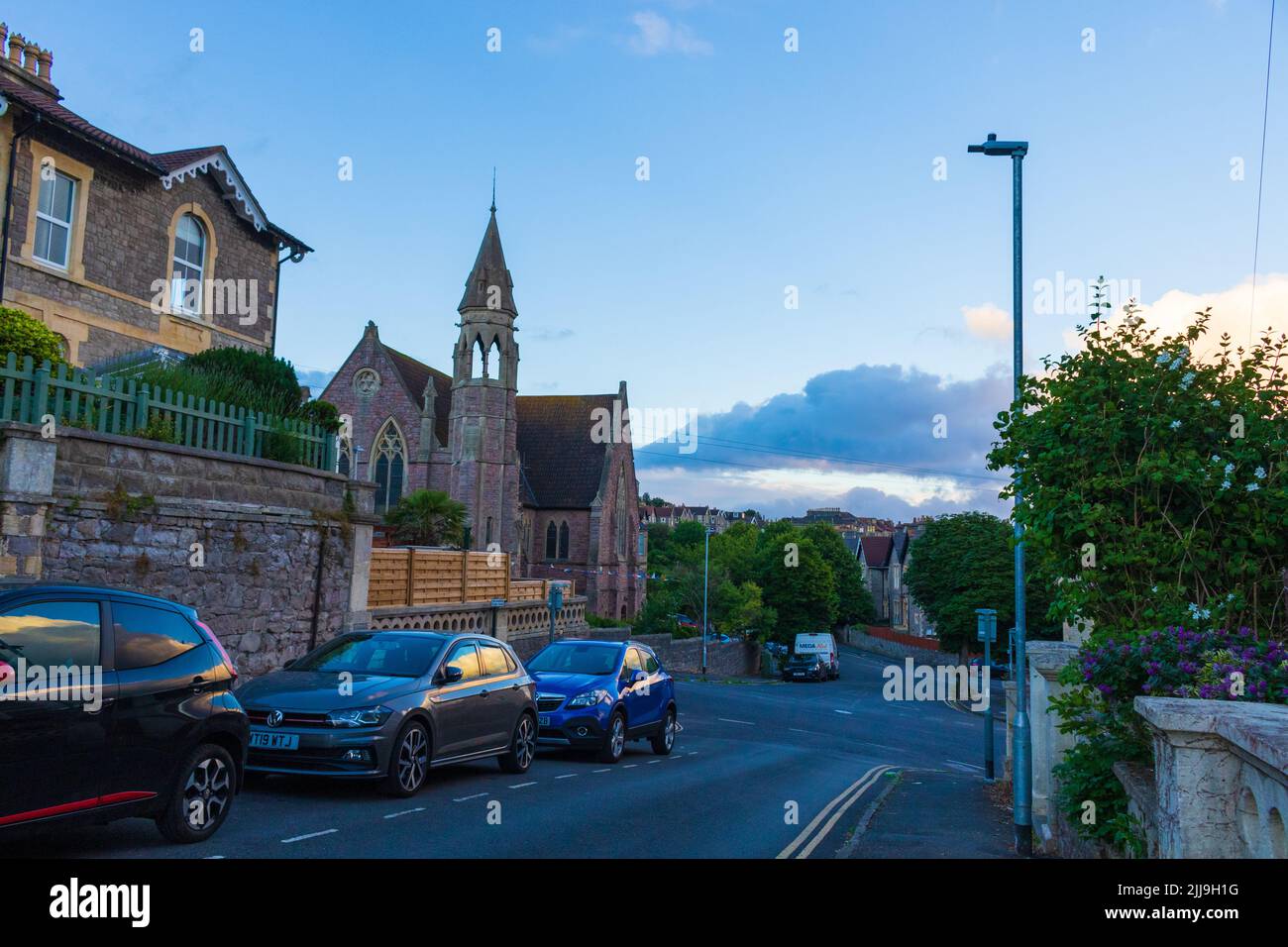 Vista sulla strada a Weston-super-Mare al tramonto - una città sul mare nel Somerset del Nord, Inghilterra. Foto Stock