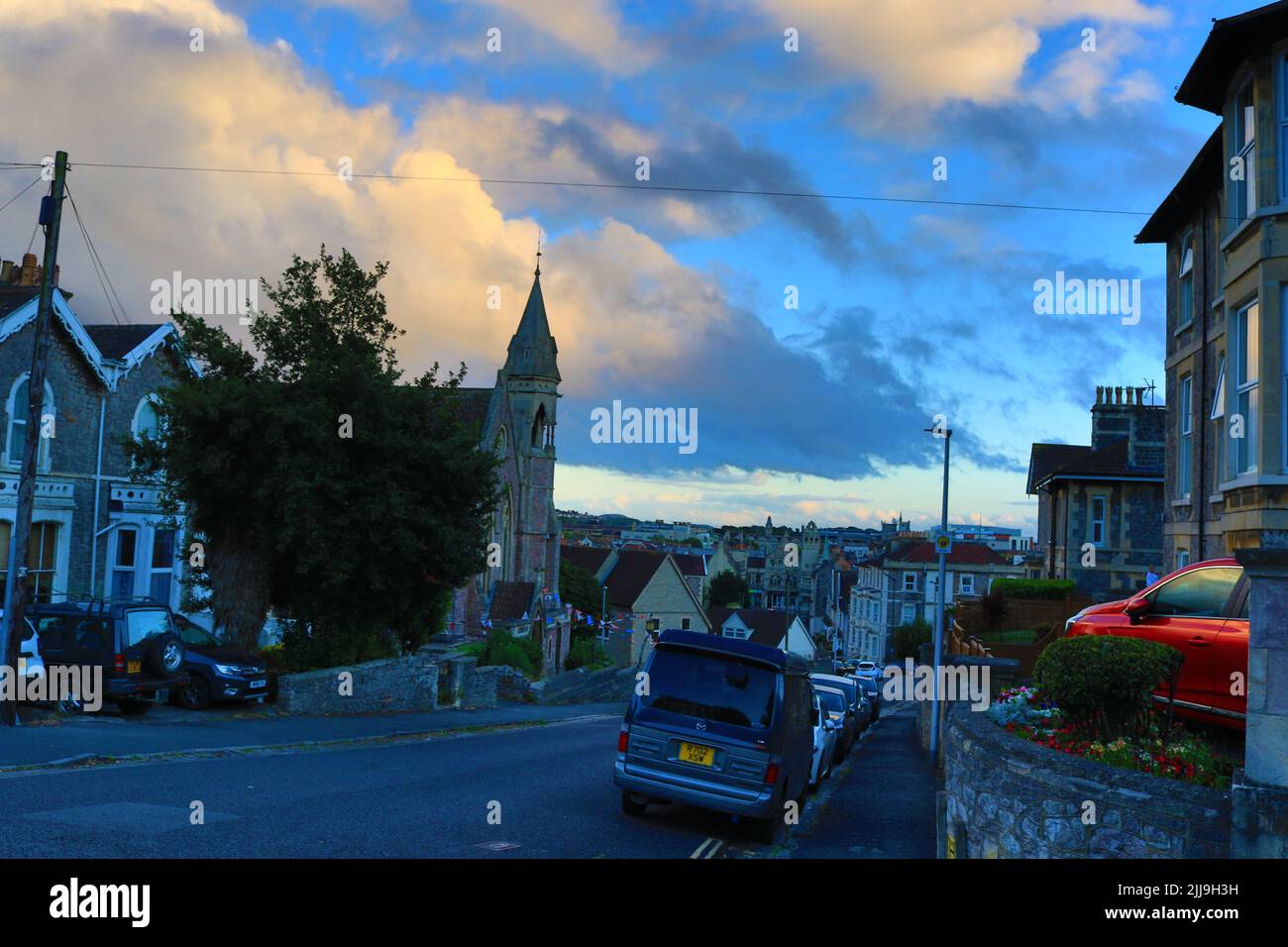 Vista sulla strada a Weston-super-Mare al tramonto - una città sul mare nel Somerset del Nord, Inghilterra. Foto Stock