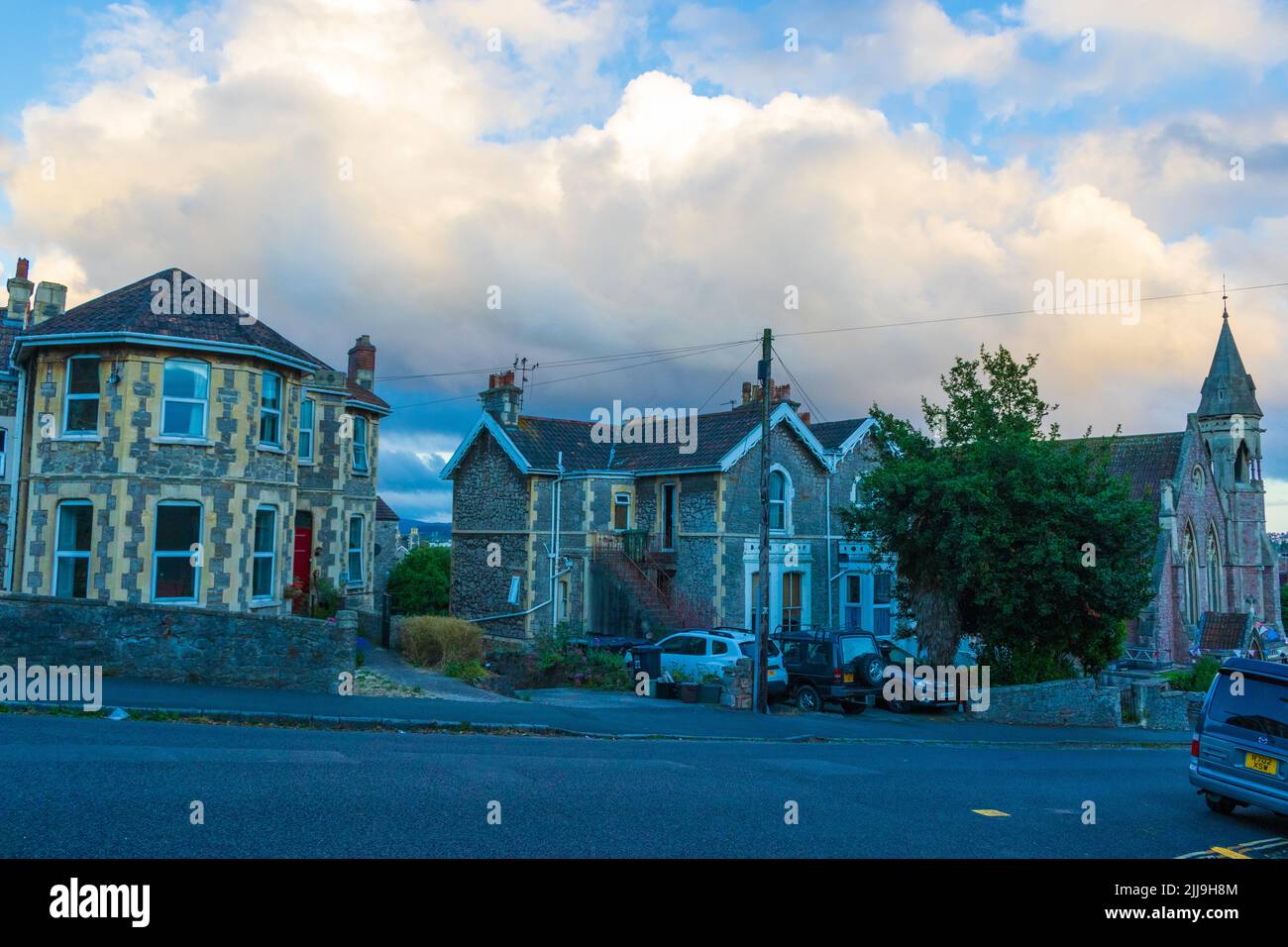Vista sulla strada a Weston-super-Mare al tramonto - una città sul mare nel Somerset del Nord, Inghilterra. Foto Stock