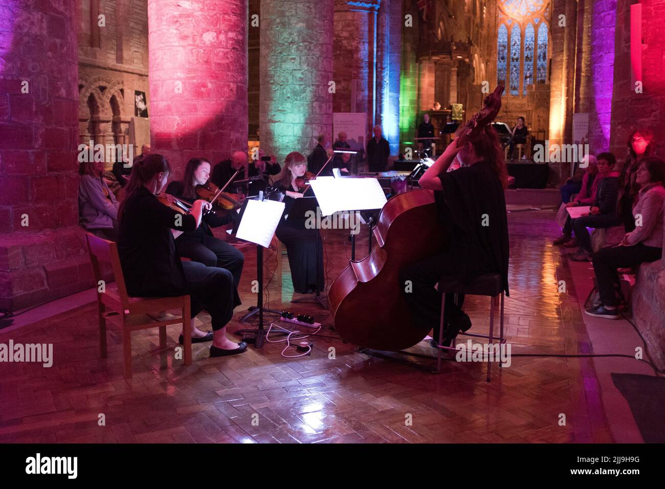dh St Magnus Festival KIRKWALL ORKNEY Violins e Bass archi all'interno della cattedrale pubblico interno un quartetto d'archi esecuzione Foto Stock
