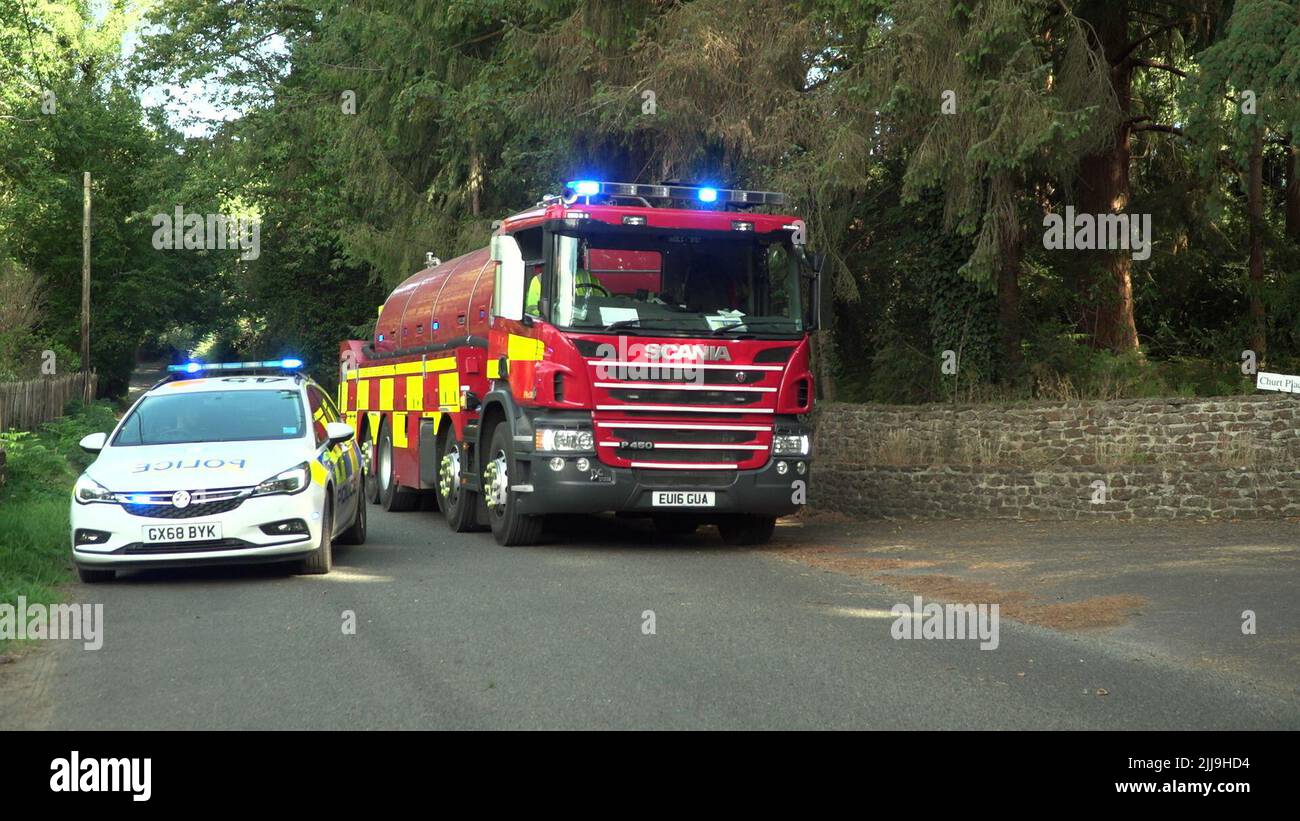Un vettore di acqua Surrey Fire and Rescue a Hankley Common in Surrey. Data foto: Domenica 24 luglio 2022. Foto Stock