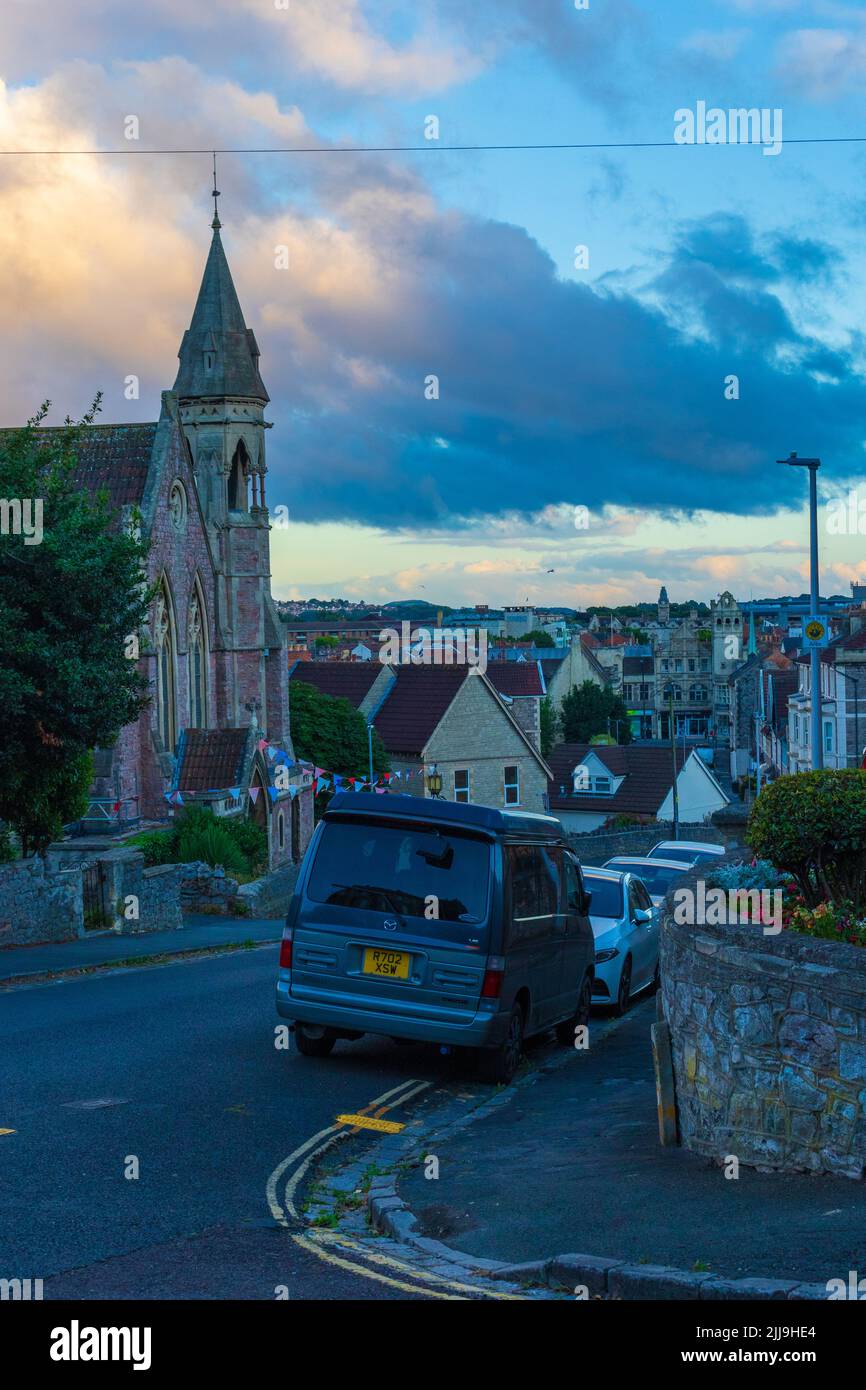 Vista sulla strada a Weston-super-Mare al tramonto - una città sul mare nel Somerset del Nord, Inghilterra. Foto Stock