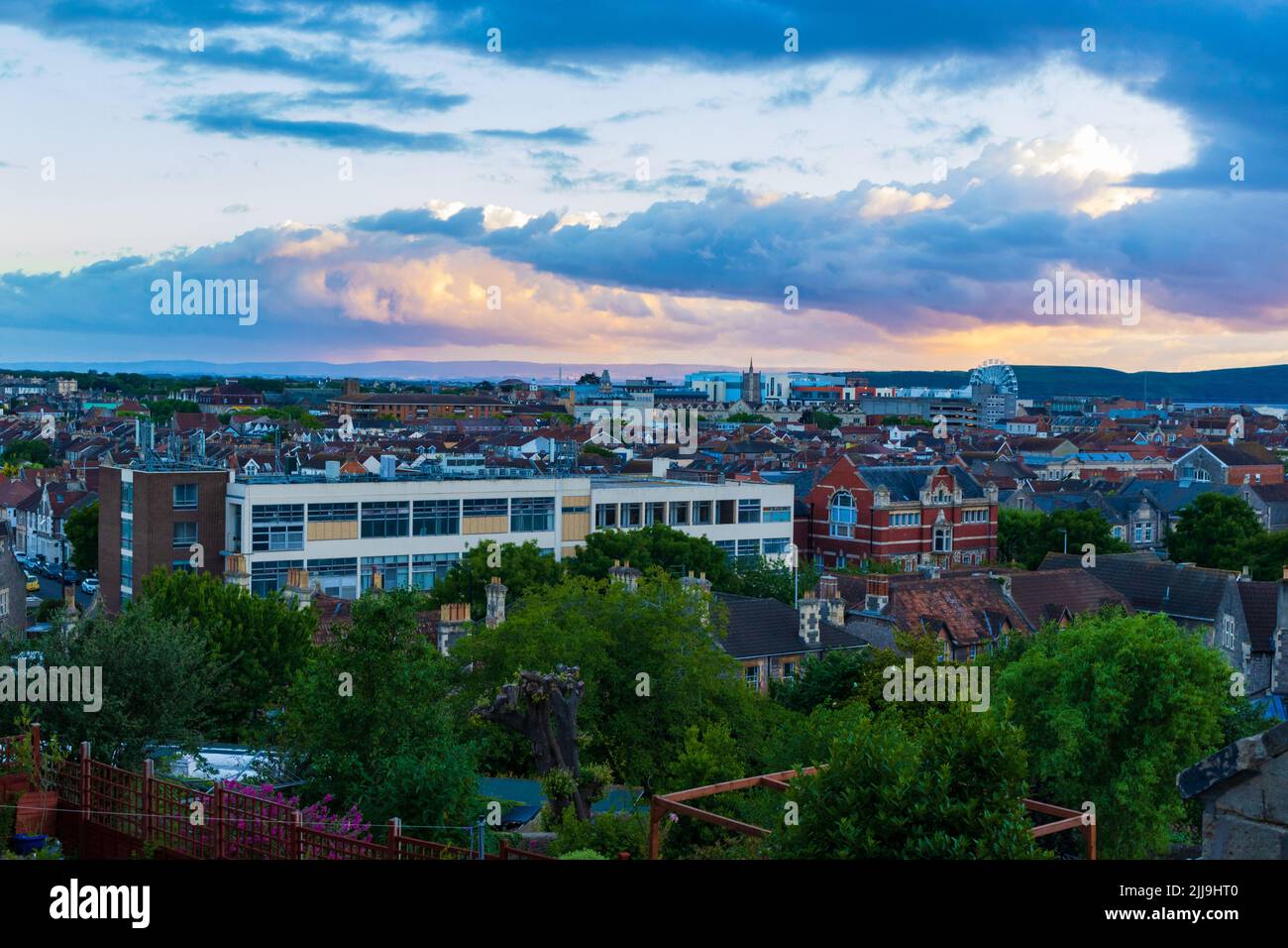 Vista sulla strada a Weston-super-Mare al tramonto - una città sul mare nel Somerset del Nord, Inghilterra. Foto Stock