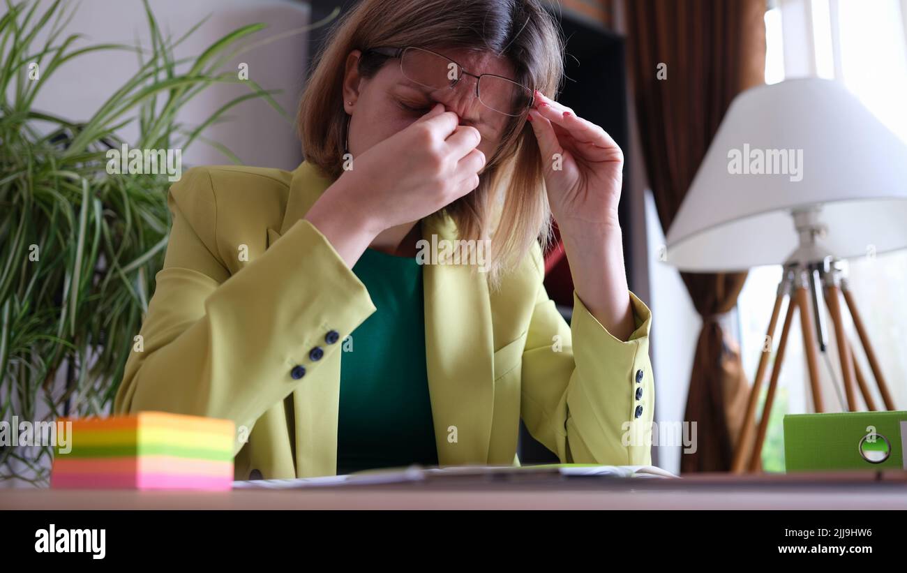 Direttore d'ufficio stanco seduto sul posto di lavoro in ufficio Foto Stock