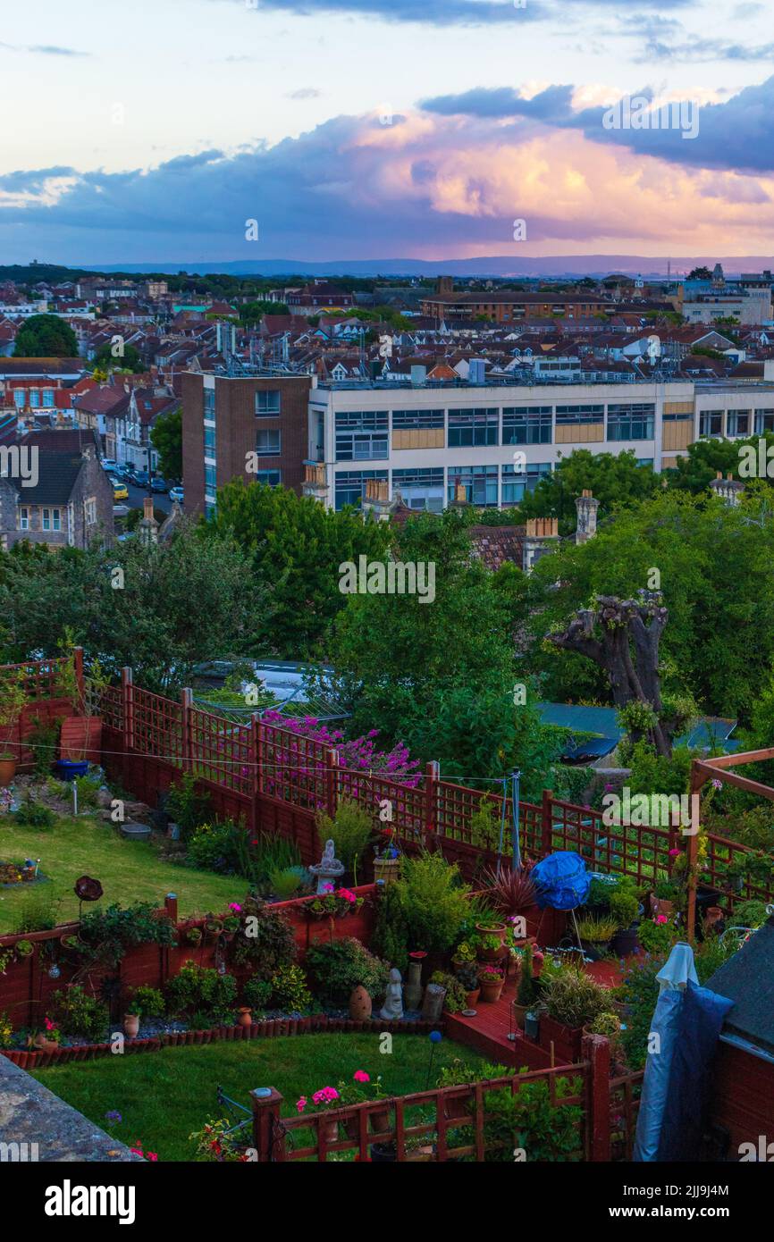 Vista sulla strada a Weston-super-Mare al tramonto - una città sul mare nel Somerset del Nord, Inghilterra. Foto Stock