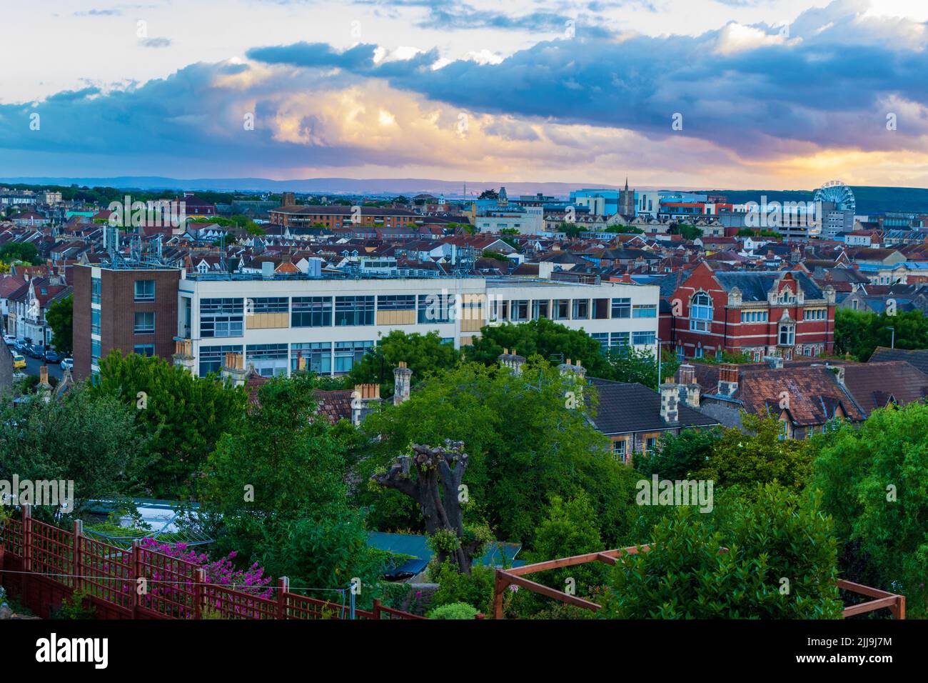 Vista sulla strada a Weston-super-Mare al tramonto - una città sul mare nel Somerset del Nord, Inghilterra. Foto Stock