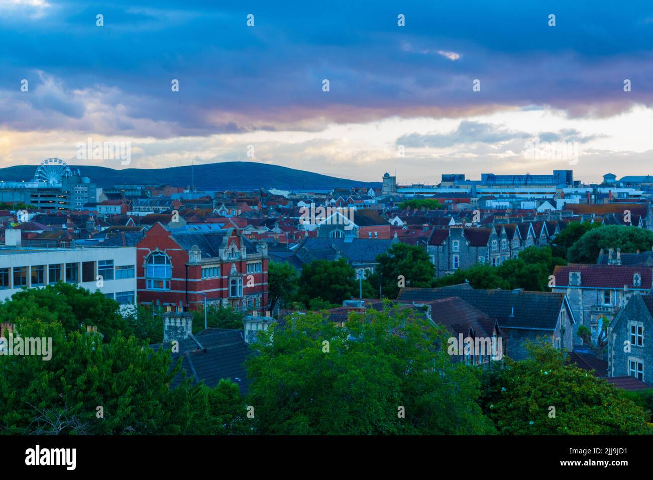 Vista sulla strada a Weston-super-Mare al tramonto - una città sul mare nel Somerset del Nord, Inghilterra. Foto Stock